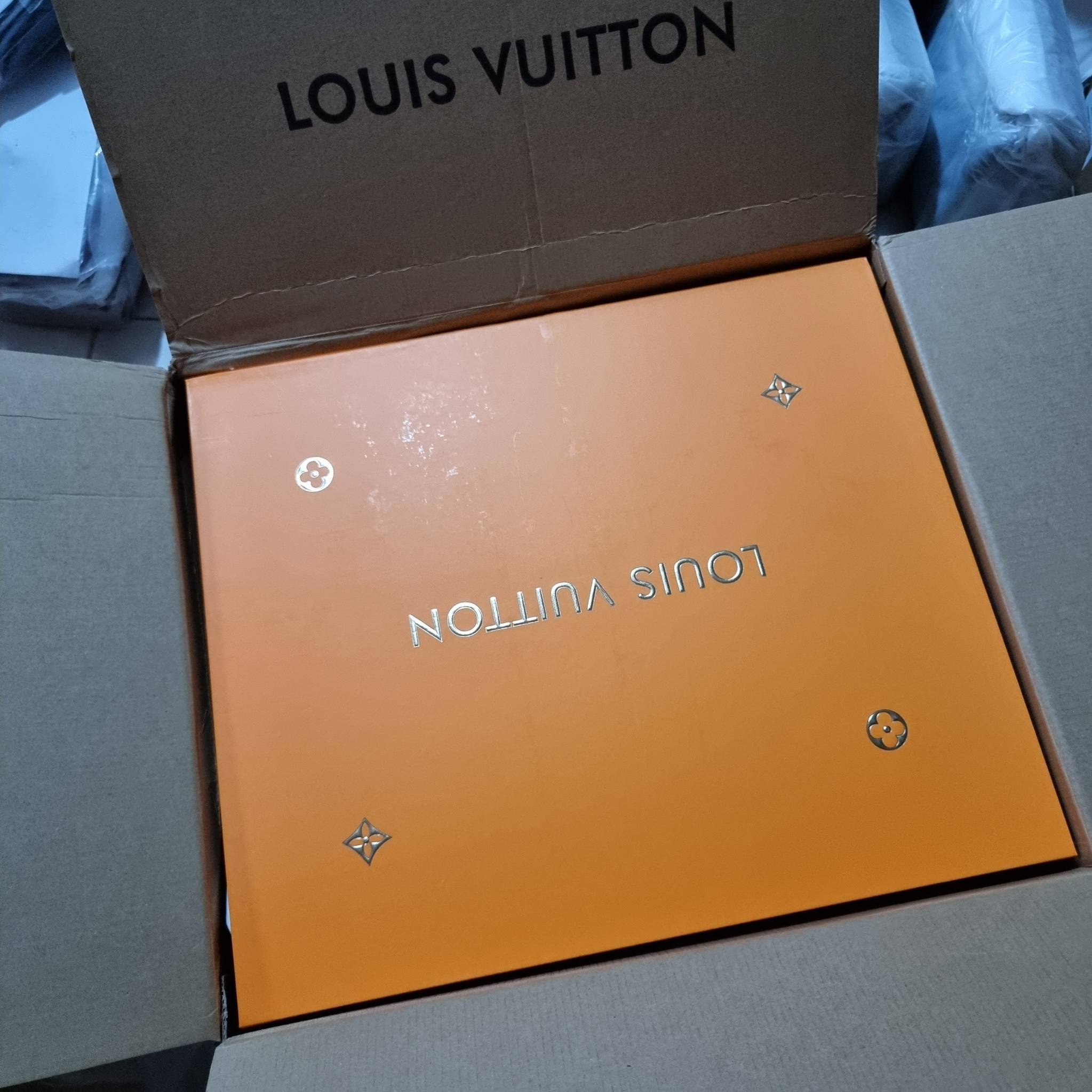 LV crossbody tote bag 10" 16" สเปเชี่ยล gift box set ในราคาที่แสนดี น่าคบหา!! สุดคุ้มและสวยที่สุดยันกล่อง!! ได้ไปยังไงต้องร้องว้าว!! กระเป๋าทรงโท้ทที่สาวๆตามหา ดีไซน์คลาสสิค ผู้ดี หรูหรา โทนสีใช้งานง่าย ได้ทุกลุค ทุกสไตล์ วัสดุหนังแคนวาสคุณภาพ ม