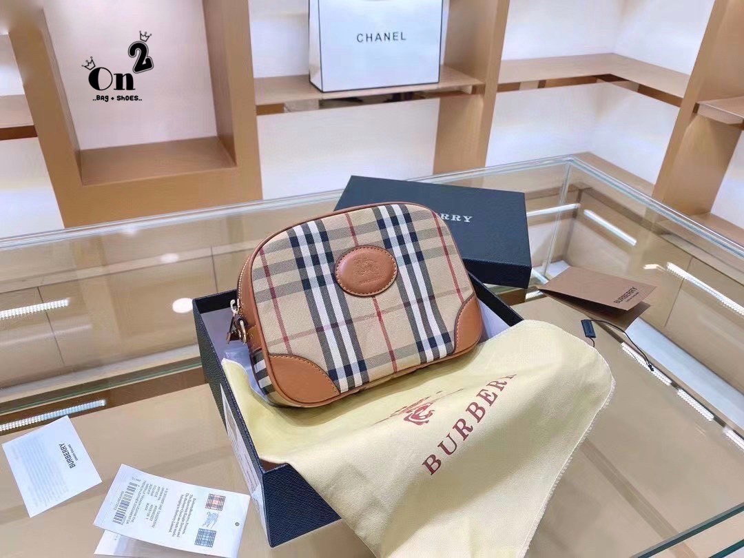 BURBERRY CROSSBODY VINTAGE BAG กระเป๋าสะพายทรง camera ซิปบน ลายซิกเนเจอร์แบรนด์ มาพร้อมสายสะพายยาวครอสบอดี้ งานสวยเป๊ะปั๊มทุกจุด สวยอยู่ทรง เปิดปิดด้วยซิปยาว ภายในมีช่องแบ่งเป็นสัดส่วน สามารถใส่มือถือ iphone เงิน ของจุกจิกได้ สายสะพายหนังยาวปรับระดับได้ อ