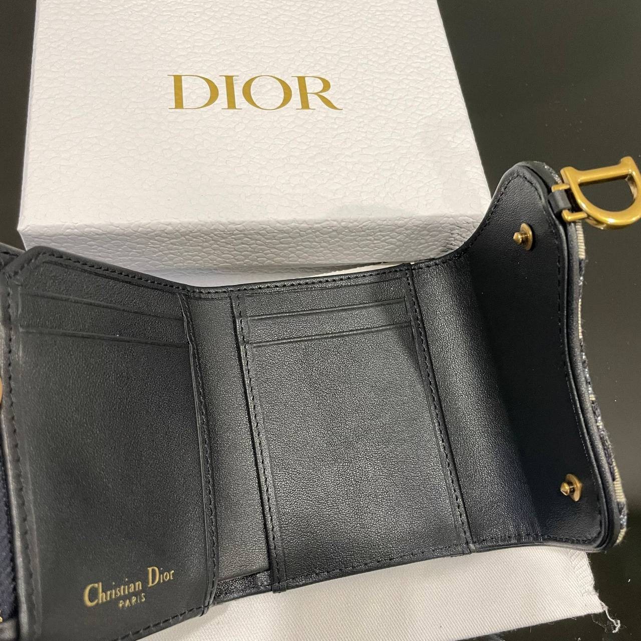 ORI 🥂DIOR Wallet Saddle Lotus / Dior tri-fold wallet เกรดออริจินอล กระเป๋าสตางค์ 3 พับ วัสดุหนังแท้ และผ้า Jacquard อย่างดี ทอสวยงามที่สุด ผสมผสานความสง่างามและคลาสสิกที่เข้ากับยุคสมัย ด้านหน้าโดดเด่นด้วยซิกเนเจอร์ของ Christian Dior อะไหล่สีทองอ่อ