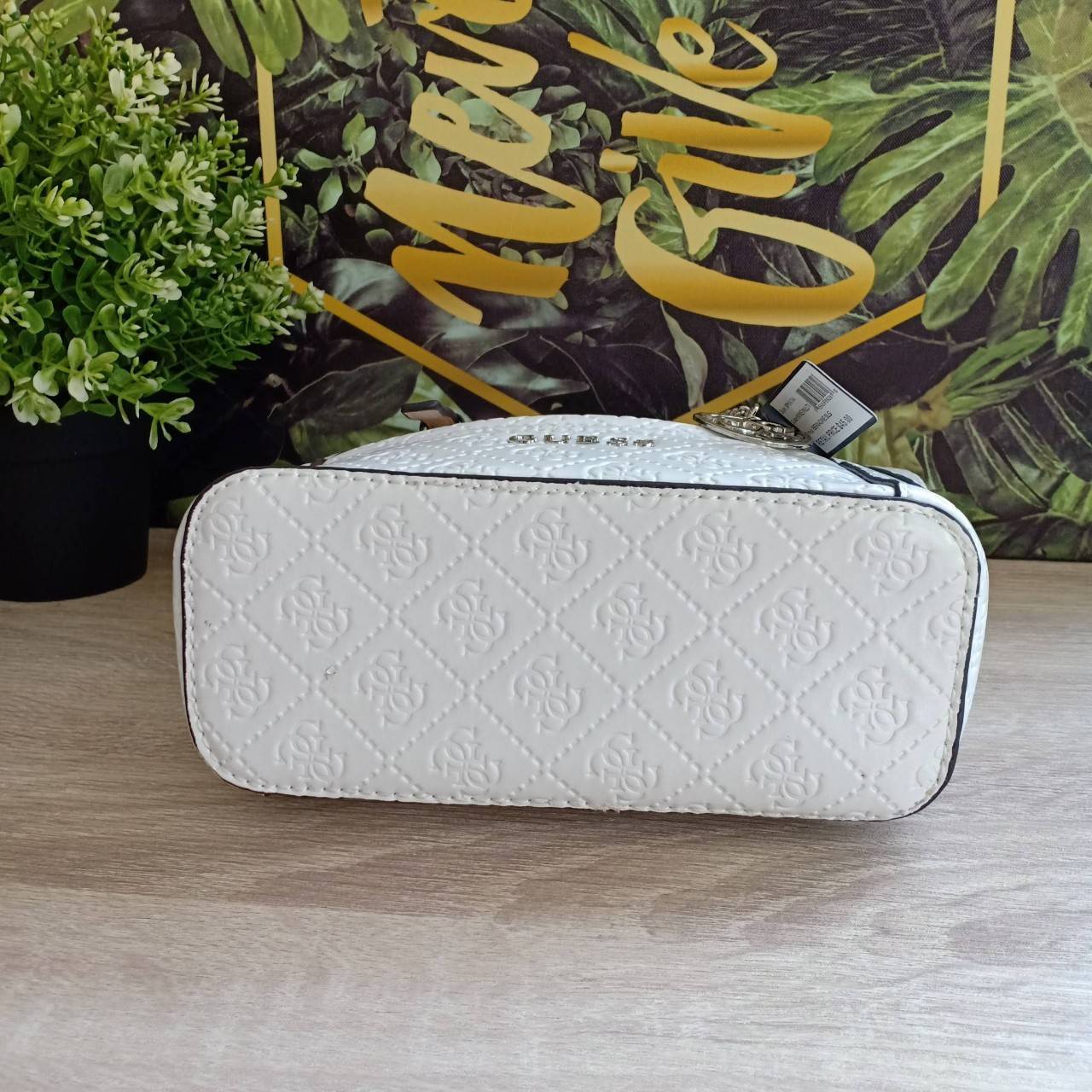 กระเป๋าหนังเรียบอยู่ทรง ปั้มลาย GG เก๋ตรงหูกระเป๋าเป็นสีทูโทน ตัดกับ สีกระเป๋า ด้านหน้าประดับด้วยป้ายโลหะ โลโก้แบรนด์ เปิดปิดด้วยซิปบน ภายในมีช่องซิป และช่องเล็กอีก 3 ช่อง สายยาวปรับระดับได้ ถอดออกได้ หูหิ้วปรับระดับได้ค่ะ