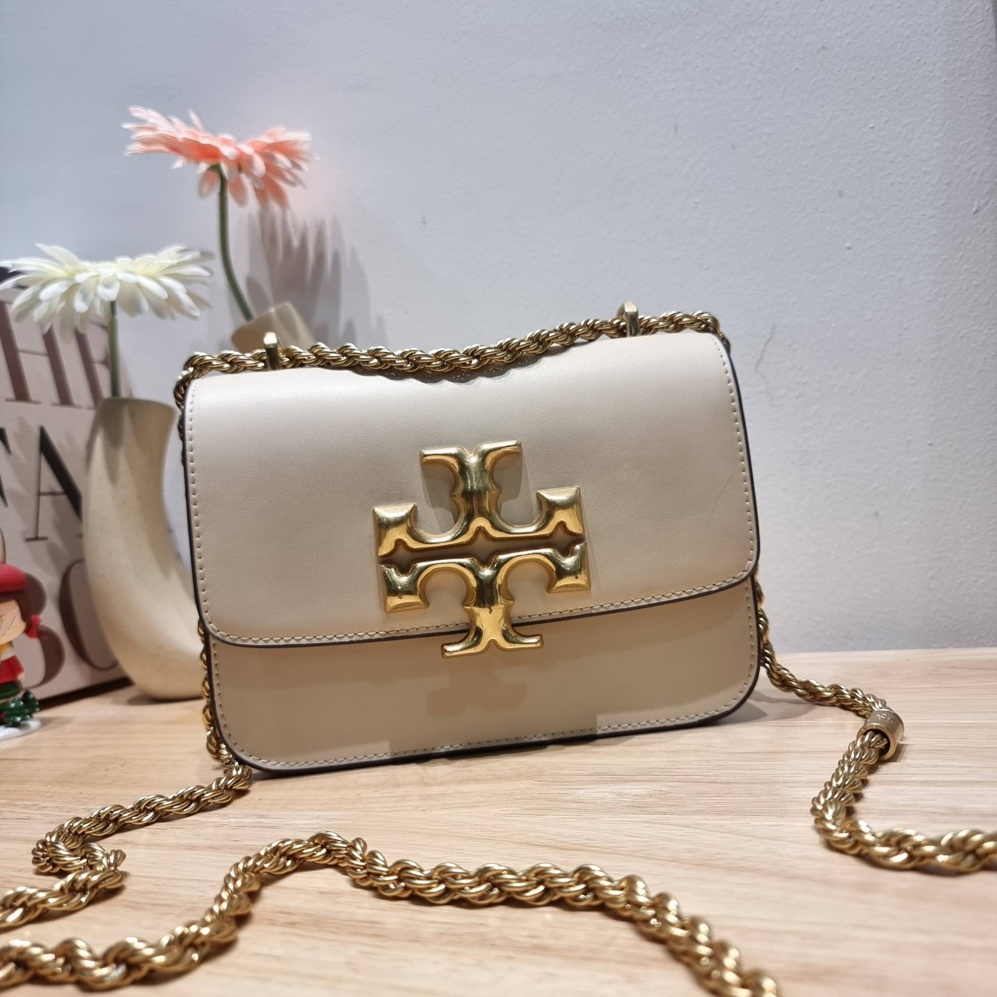 Tory Burch Bag / TORY BURCH ELEANOR SMALL CONVERTIBLE SHOULDER BAG ฮอตไอเท็ม รุ่นนี้ขายดีขายหมด สวยหรู คุณหนู ผู้ดี!! หายากมากแล้วน้า กระเป๋าสะพายข้าง ดีไซน์อยู่ทรง ขนาดกำลังสะดวกใช้ เปิด-ปิดด้วยแถบแม่เหล็ก ภายในแบ่งสัดส่วนได้เป็นอย่างดี