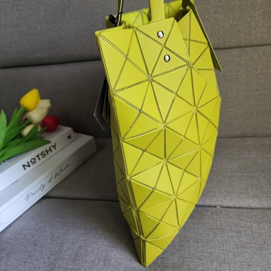 BAO BAO ISSEY MIYAKE LUCENT ONE-TONE กระเป๋า Bao Bao จากแบรนด์ดัง Issey Miyake แบรนด์แฟชั่นจากประเทศญี่ปุ่น ซึ่งมีสินค้ามากมายไม่ว่าจะเป็นเสื้อผ้า นาฬิกา น้ำหอม และที่ขาดไม่ได้นั่นก็คือ กระเป๋า Bao Bao ที่มีความพิเศษในเรื่องของวัสดุและดีไซน์ที่ครองใจสถาปน