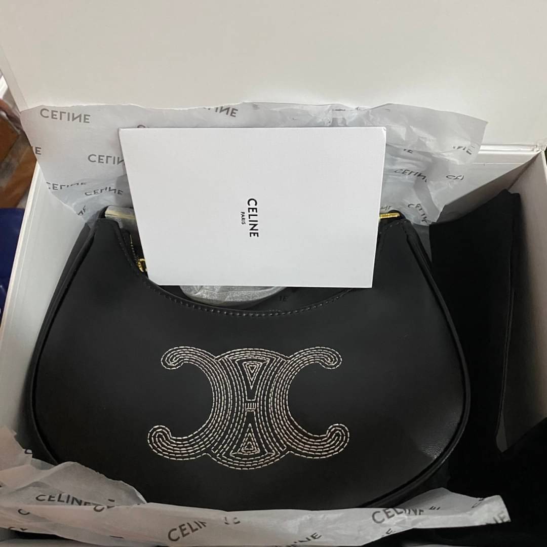 CELINE Ava Bag in Smooth Calfskin with Triomphe Embroidery กระเป๋าคล้องไหล่ซีลีนรุ่นใหม่ โลโก้งานปัก เรียบหรูและคลาสสิกมากๆ เข้ากับการแต่งตัวหลายสไตล์ ใช้ได้ทั้งกลางวันและกลางคืน หากสาว ๆ คนไหนที่กำลังมองหากระเป๋าสะพายไหล่ใบเล็กและ Practical เราขอแนะนำรุ่