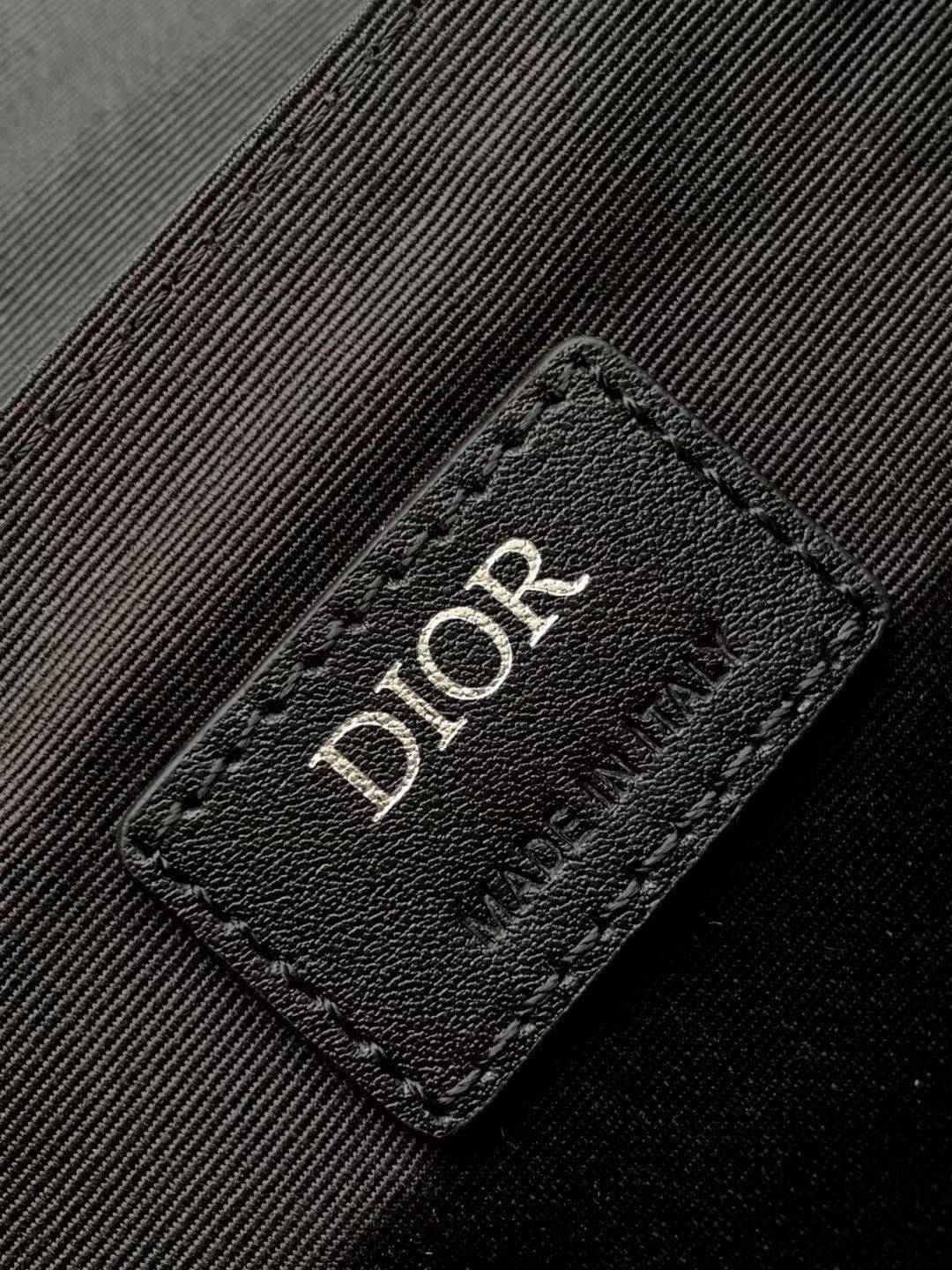 MINI DIOR HIT THE ROAD BAG / Dior Mini Messenger Bag / CD Diamond Messenger Bag ท็อปออริสลับแท้ เกรดดีสุด พร้อมส่ง กระเป๋าสะพาย รุ่นใหม่ล่าสุดคอล Summer 2023 ที่หนุ่มๆไม่ควรพลาด สวยหรูหราเป็นเอกลักษณ์แบรนด์