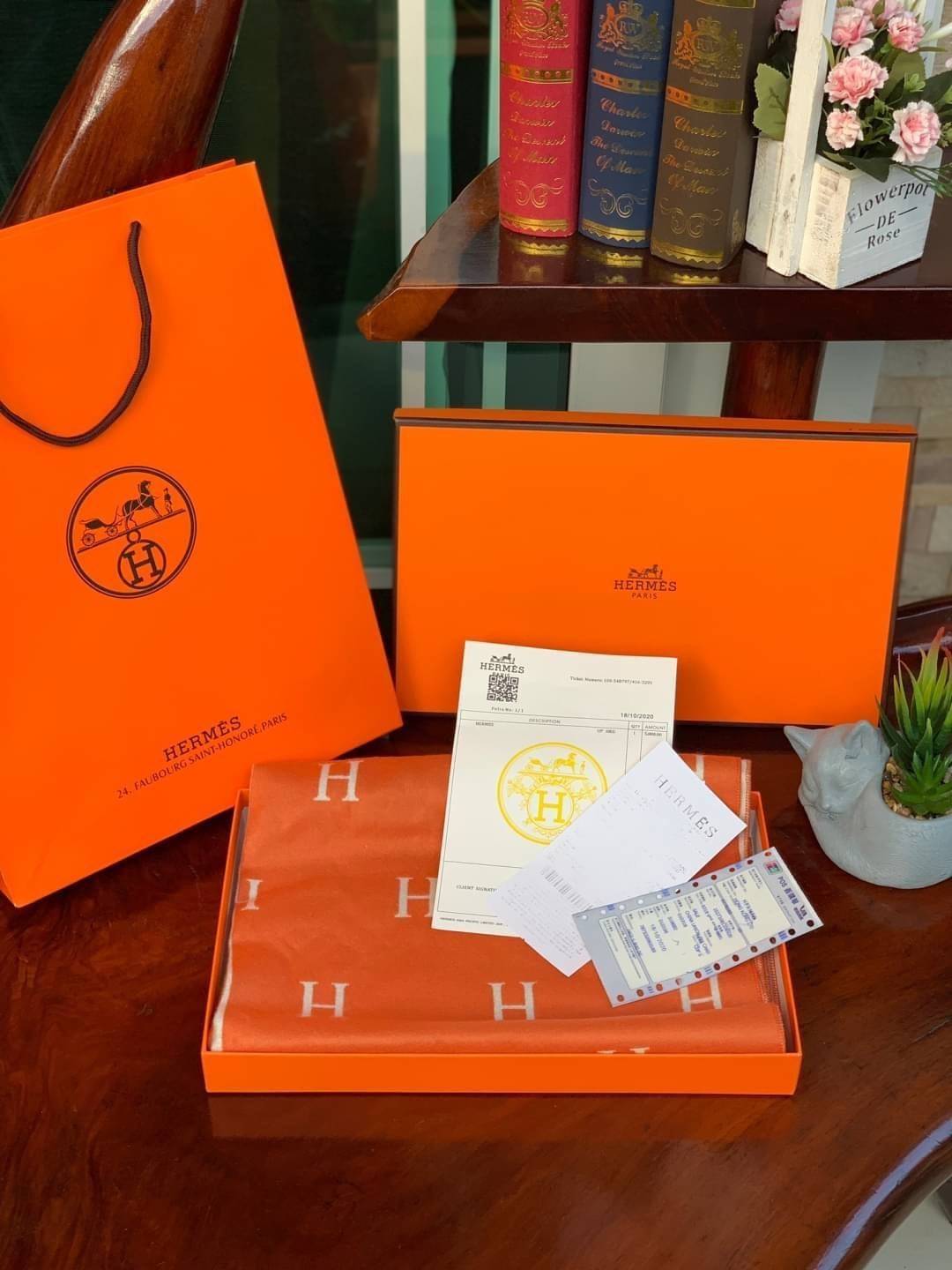 Hermes Women’s Scarves Accessories Scarf อีกหนึ่งแบรนด์ดังจากปารีส ด้วยงานพรีเมี่ยมกิ้ฟ ส่งมอบความรู้สึกดีๆให้กับคนที่คุณรัก ในรูปแบบผ้าพันคอและผ้าคุมไหล่ผืนใหญ่ให้ความอบอุ่น ถักทอด้วยผ้าcashmere ผ้าเนื้อดี สัมผัสนุ่มมือ ทอลายในตัว สีและลายคมชัด เหมาะสำหร