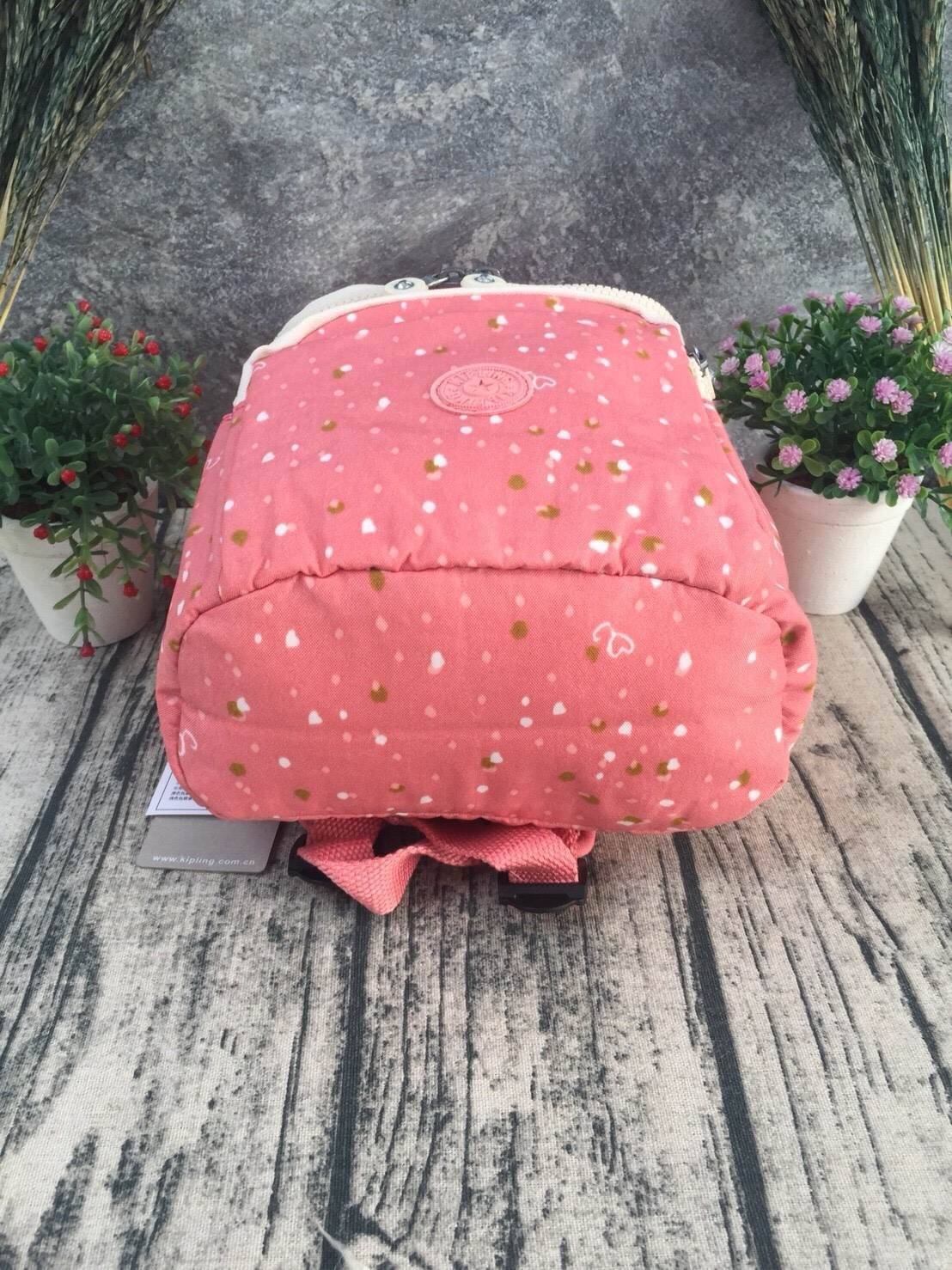 กระเป๋าเป้ Blakeney ไซส์ S จาก KIPLING ที่ออกแบบมาสำหรับผู้หญิง มาพร้อมดีไซน์เบาะรองรับหลัง ซึ่งเหมาะสำหรับ active lifestyle สามารถเก็บของได้อย่างจุใจแต่มีน้ำหนักเบา รวมถึงมีคุณสมบัติกันน้ำช่วยป้องกันให้ของในกระเป๋าปลอดภัยไร้กังวล