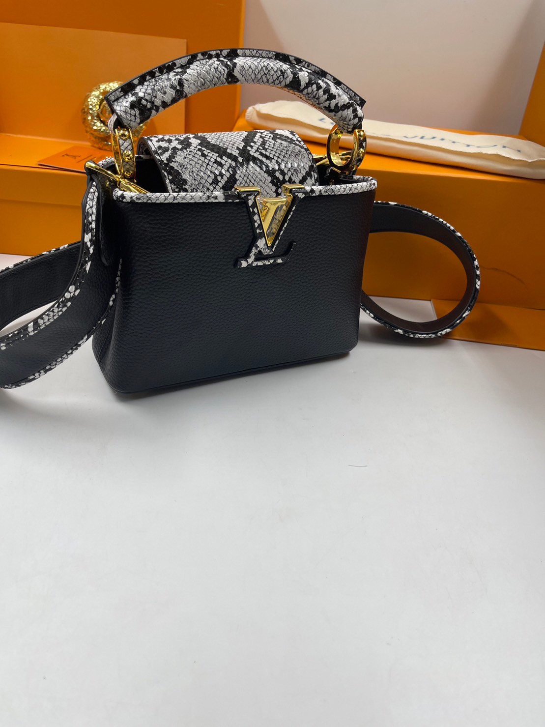 LV BB Capucines Python Handbags / LV Capucines BB Taurillon Leather 20cm พร้อมส่ง 6 สี **สินค้าเกรดออริจินอล 1:1 สลับแท้ ใช้งานต่างประเทศได้