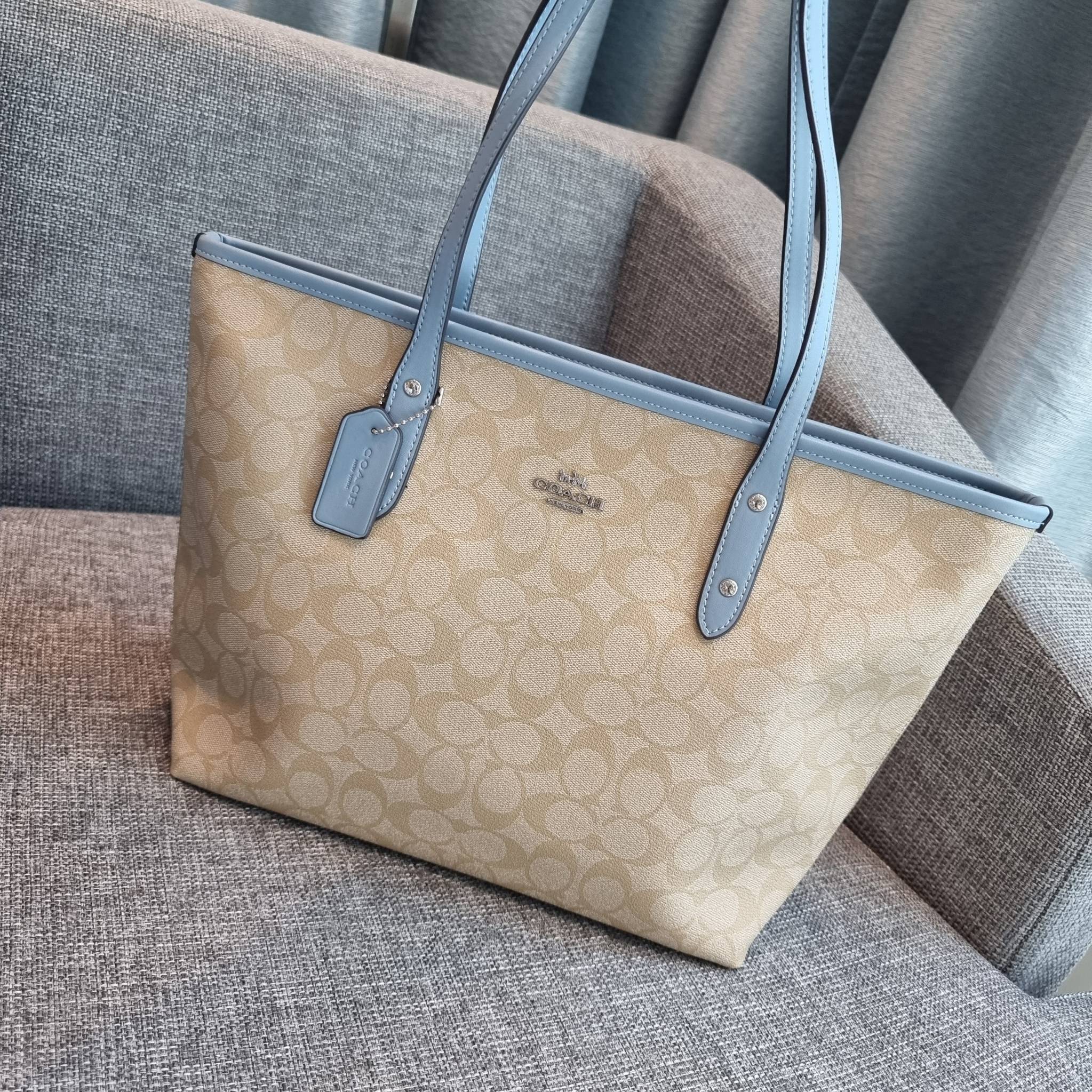 OUTLET 】COACH F58292 CITY ZIP TOTE IN SIGNATURE 16" รุ่นขายดี!! ไซส์ใหญ่ สีสวยมาให้แบบจัดเต็ม!! กระเป๋าถือทรงโท้ทใบใหญ่ สวยน่าใช้ทุกสี สะพายคล้องไหล่ได้เก๋ๆ จุของแน่นๆไปเลยจ้า!! วัสดุหนังแคนวาสคุณภาพ ปากกระเป๋าเปิด-ปิดด้วยซิป กันของหล่นได้ ถือไปไหนก็