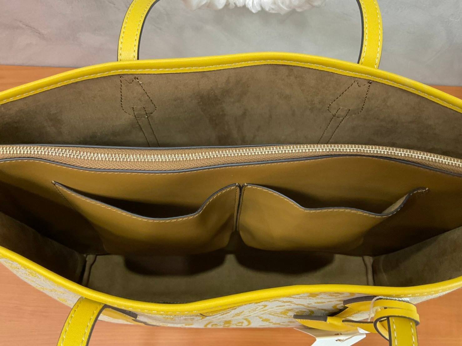 TORY BURCH T MONOGRAM TRIPLE - COMPARTMENT TOTE กระเป๋า/สะพายไหล่ทรง SHOPPING BAG วัสดุผ้าผ้าแคสวาสปักลายสัญลักษณ์แบรนด์ ตั้งอยู่ทรง สวยหรู ดูแพง จุของได้เยอะมาก ภายในแยกเป็น 2 ช่องหลัก 1 ช่องซิปตรงกลาง แบ่งเป็นสัดส่วนใช้งาน