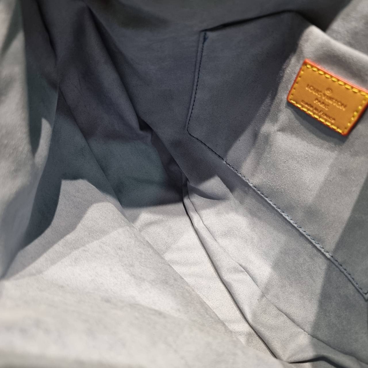 LV loop hobo denim สุดยอดเดอะเบสท์ไอเท็ม กับขนาดใหม่ ใหญ่จุๆ และดีไซน์ยอดฮิตสำหรับซัมเมอร์นี้ กับกระเป๋าสะพายทรงบาแกตต์ สวยหรู ดูแพงมาแต่ไกล