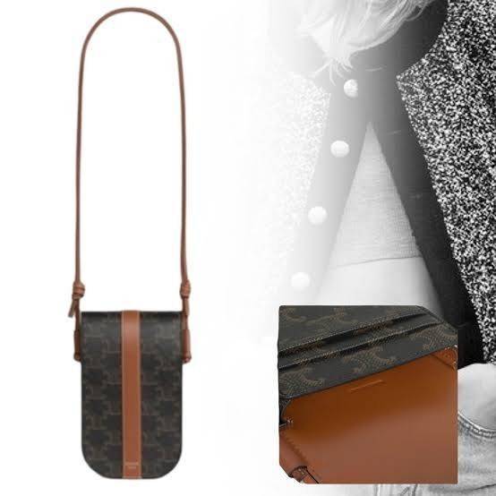 Celine Phone Pouch in Triomphe Canvas กระเป๋าใส่โทรศัพท์รุ่นนี้ มีดีไซน์ดูเรียบง่าย แต่ดูหรูหราด้วยลวดลาย Triompe ที่แสดงถึงความเป็นเอกลักษณ์ของ celine ช่องหลักที่มีความกว้าง สามารถใส่โทรศัพท์มือถือ ธนบัตร บัตรต่าง ๆ และของจุกจิกชิ้นเล็ก ๆ ได้แบบจุใจ หรือ
