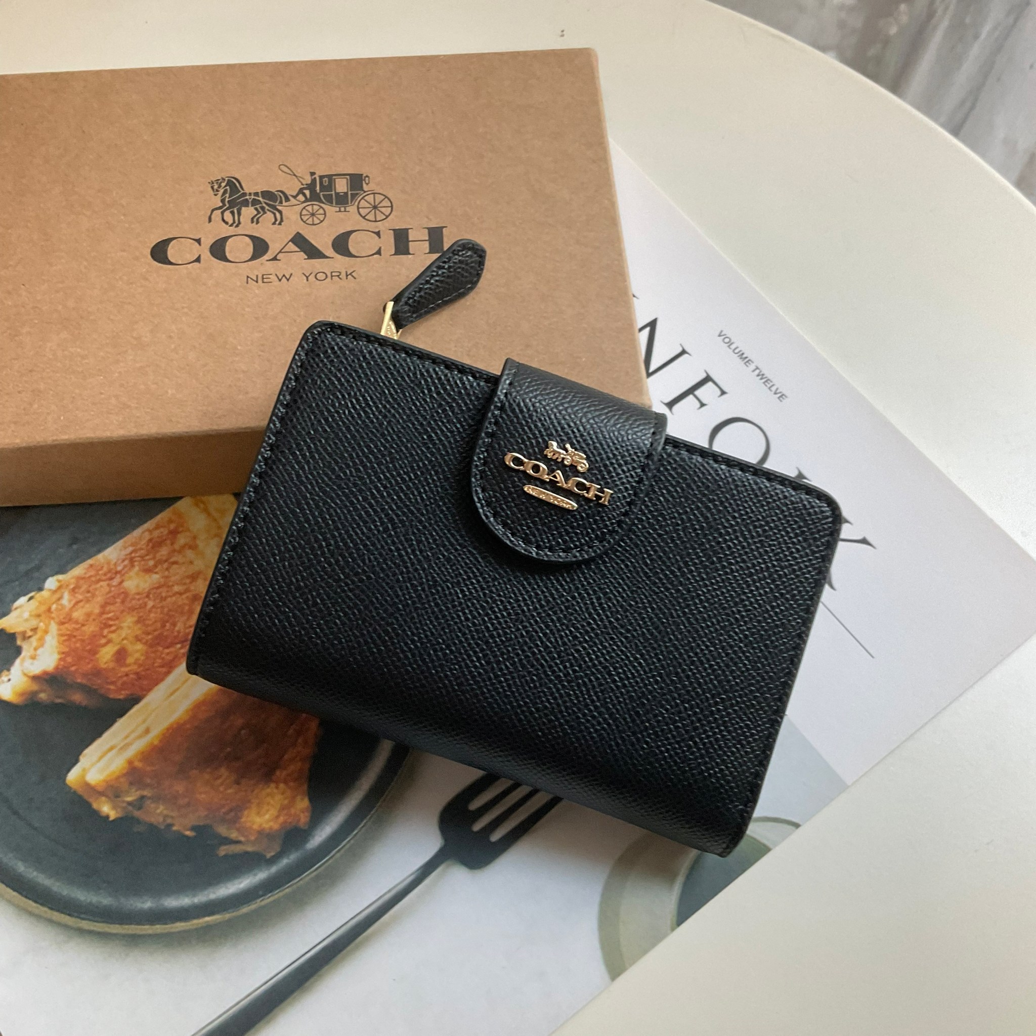 COACH SMALL WALLET IN SIGNATURE CANVAS กระเป๋าสตางค์ใบกลาง แบบพับสองตอน เปิดปิดด้วยกระดุมปั้มแบรนด์ ด้านในมีช่องใส่บัตรหลายช่อง พร้อมช่องใส่รูป และช่องใส่ธนบัตร ด้านหลังมีช่องซิปเหรียญอีกหนึ่งช่อง น้ำหนักเบา พกพาสะดวก อะไหล่ทองสุดหรู ห้ามพลาดค่ะ!