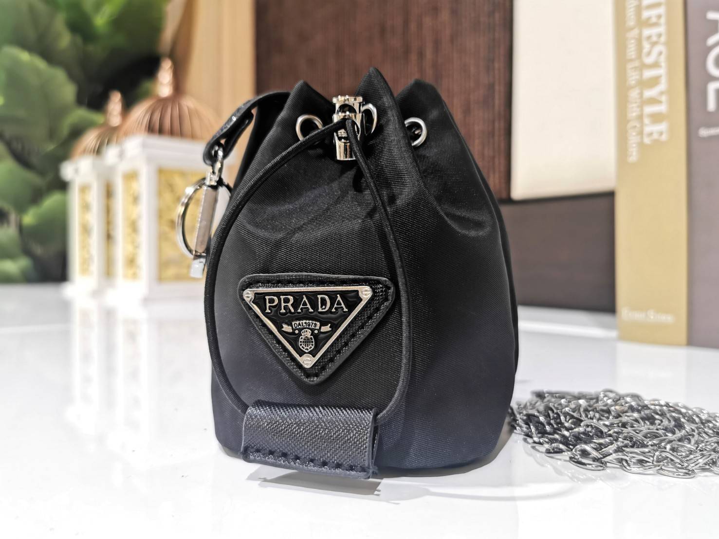 กลับมาตามคำเรียกร้อง Must Have!✴️PRADA MINI DRAWSTRING WITH KEYCHAIN VIP GIFT WITH PURCHASE (GWP) พรีเมี่ยมกิ๊ฟจากต่างประเทศรุ่น Limited "Duty Free" กำลังฮิตสุดๆในเกาหลี วัสดุ Nylon & Polyester 100% ด้านหน้าประดับโลโก้ เปิดปิดแบบ Drawstri