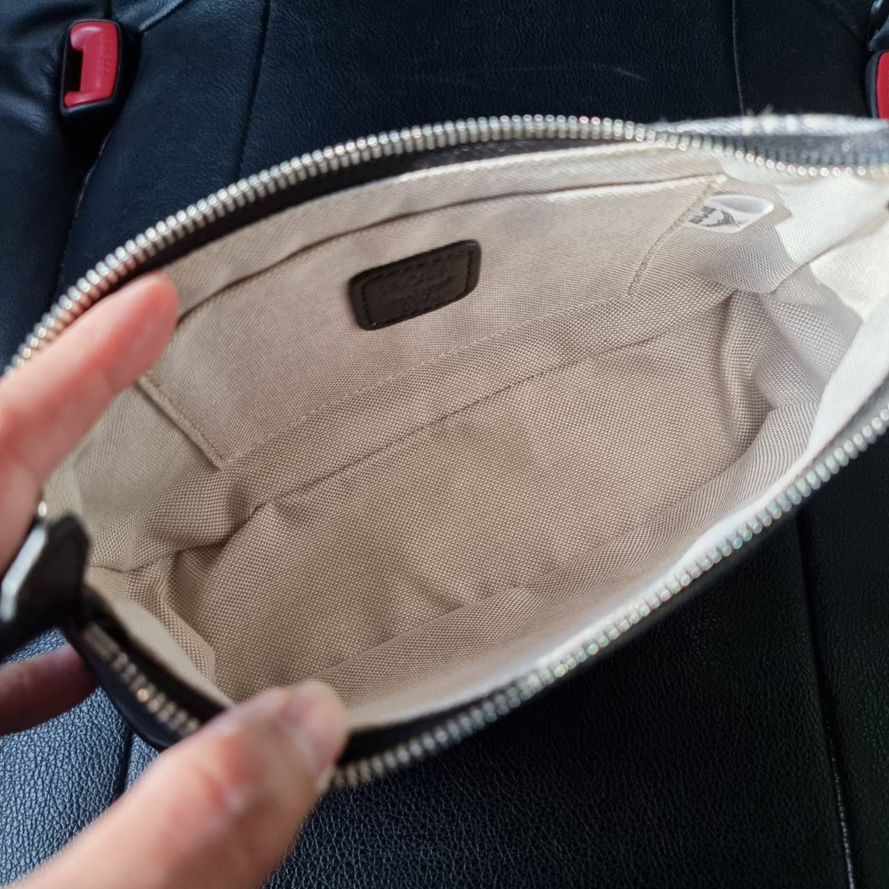 M.C.M MINI SHOULDER BAG IN VINTAGE JACQUARD MONOGRAM คอลเลคชั่นใหม่ล่าสุด โดดเด่นด้วยลายโมโนแกรม ถักทอบนผ้า woven jacquard กระเป๋าสะพายทรงพอชที่ไม่ธรรมดา มาพร้อมสายสะพายในตัว สามารถปรับใช้ได้ 2 แบบ สายยาวสะพายข้าง หรือจะนำสายเส้นกลางออกและปรับใช้สะพายไหล่