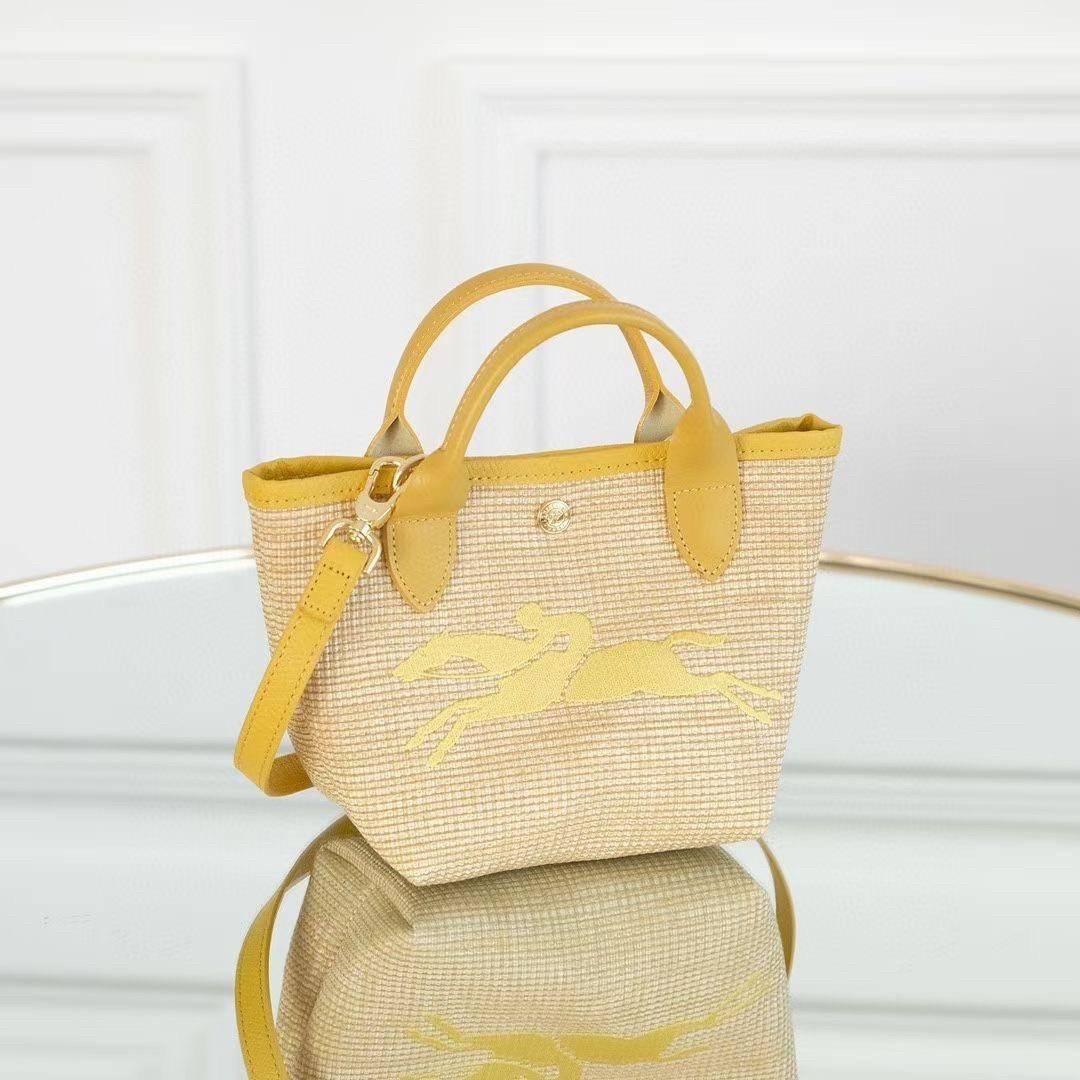 Longchamp Le Pliage Paris-St Tropez Handtasche มาแร้ววววใหม่ล่าสุดนุ้งมินิ ตัลร๊ากกก วัสดุสาน ด้านหน้าปักโลโก้ม้าอันเป็นสัญลักษณ์ของแบรนด์ ทนทานแข็งแรง ใบมินิ น้ำหนักเบา จุของได้เยอะ ใส่กระเป๋าตังค์ โทรศัพท์ iphone+ ได้ ภายในโล่ง มีสายสะพายไหล่ Crossbody 