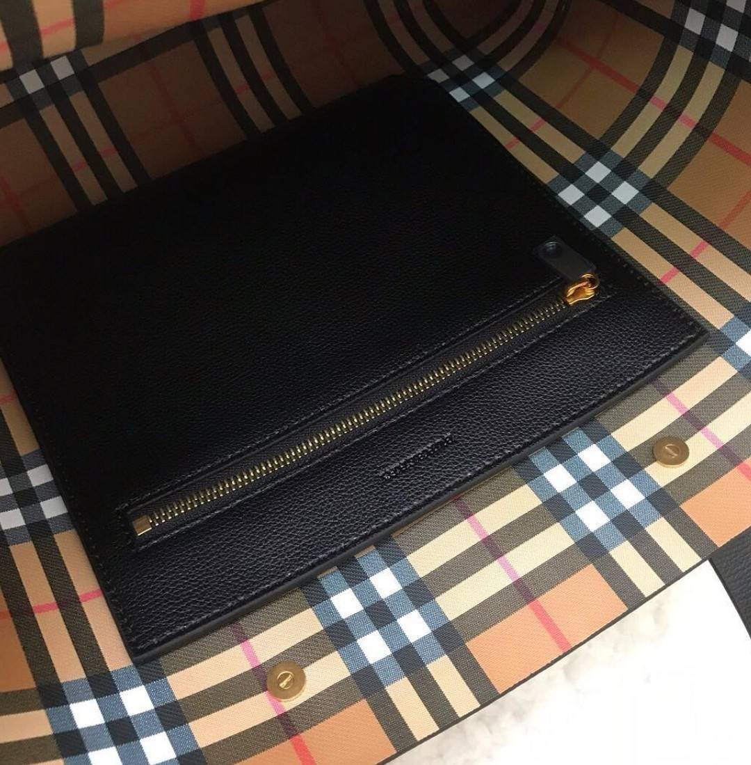 VIP 🥂 BURBERRY FRAGRANCES TOTE BAG VIP รุ่นแนะนำ ดีไซน์สวยโดดเด่นหนังสีดำขึ้นเทคเจอร์ด้านหน้ามีโลโล้แบรนด์ ภายในลายวินเทจสุดคลาสสิค โล่งกว้างมีช่องซิปเล็กและโลโก้ด้านใน สามารถใส่เอกสาร A4 Notebook ipad สัมภาระได้เยอะจุใจ หูหิ้วหนังจับถนัดมือสะพายไ
