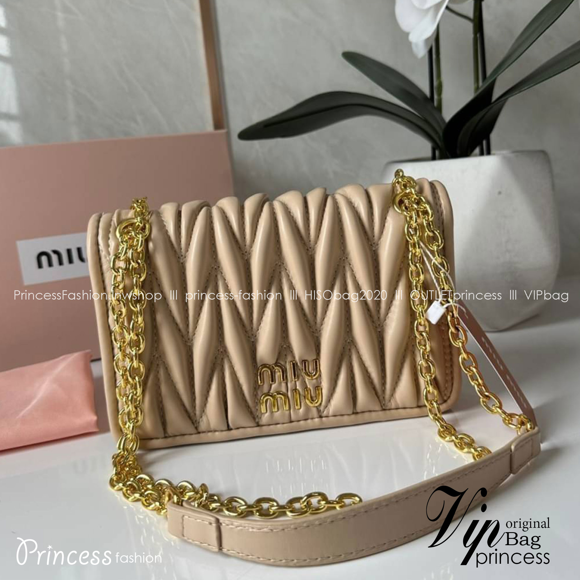 Miu Miu Matelassé Nappa Leather Mini Bag / Miu Miu Woman’S Bag Chain Mini bag กระเป๋ามินิรูปทรงสี่เหลี่ยมวัสดุหนังNappa มีความนุ่มมือและเงางาม