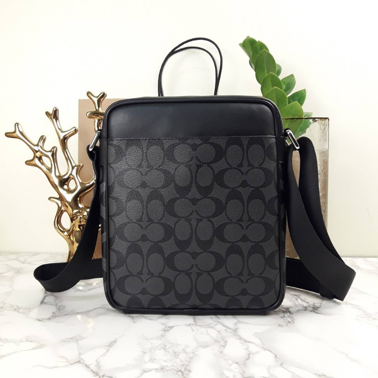 อมตะ ฆ่าไม่ตายจริงๆ กับรุ่นนี้!!😎//>>COACH CHARLES FLIGHT BAG(F54788)🍁สะพายข้าง ทรงสวย เป็นอีกรุ่น ที่ฮิตตลอดกาลไปเรียบร้อยแล้ว//วัสดุหนังแคนวาส สลับหนังแท้อย่างดี // ใช้ได้ทั้งชายและหญิง Unisexสุดๆ ใช้งานง่าย ทรงกล่อง จะสะพายเที่ยว 