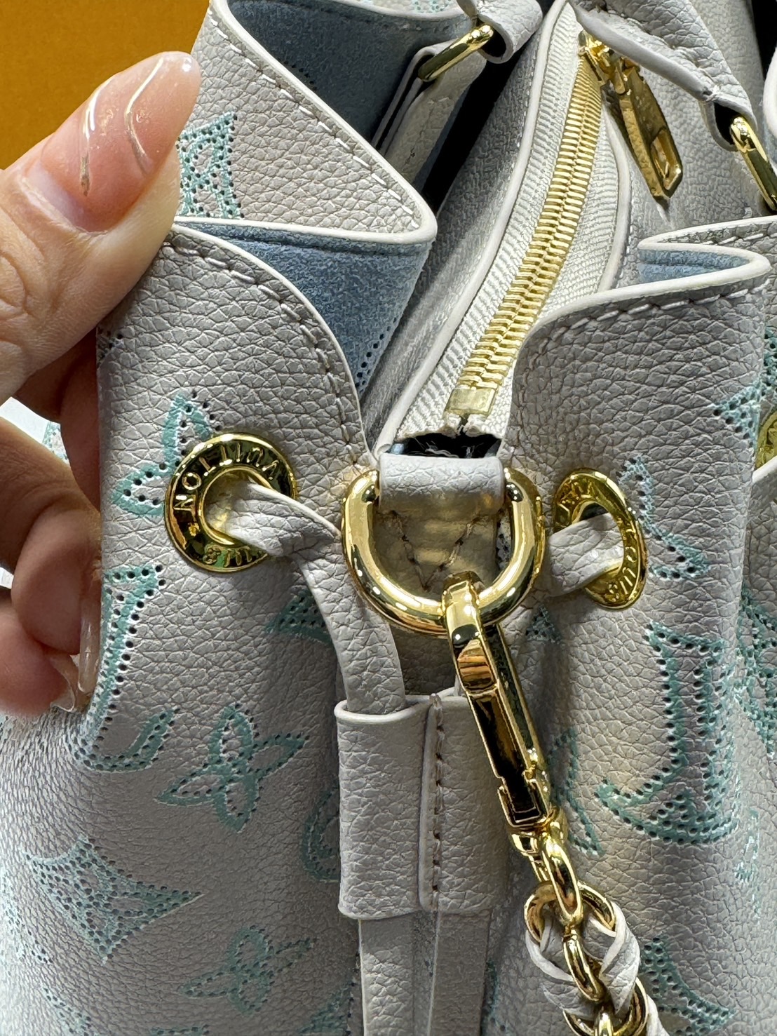 LV Bella Tote Flight Mode กระเป๋าทรงโท้ทใบใหญ่ รุ่นใหม่สีสวยละมุนมาก ต้อนรับลมหนาว สวยงามลงตัวอย่างสง่างาม หรูหราที่สุด ดีไซน์โดดเด่นด้วยการไล่เฉดสีแบบใหม่ ฉลุลาย Degradé Monogram