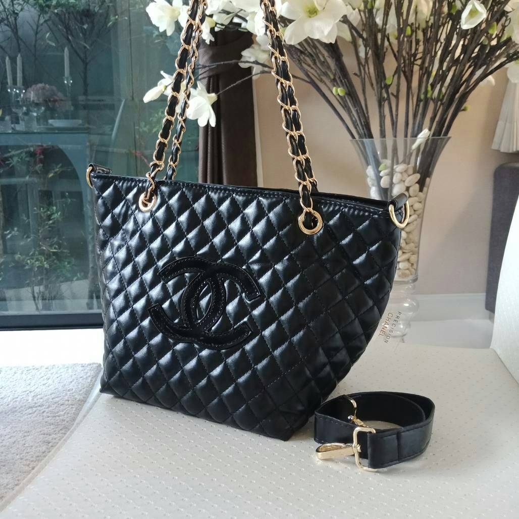 Must Have! Chanel Tote & Shopping Bag กระเป๋าสะพายทรง Shopping Bag พรีเมี่ยมกิ้ฟ Limited Edition ของแท้ 100% นำเข้าจาก Chanel Perfume Counter ใบใหญ่วัสดุหนัง PU ประดับโลโก้ CC สุดคลาสสิค ซับใน Polyester 100% เปิดปิดด้วยกระดุมแม่เหล็ก จุสุดๆ สามารถใส่เอกสา