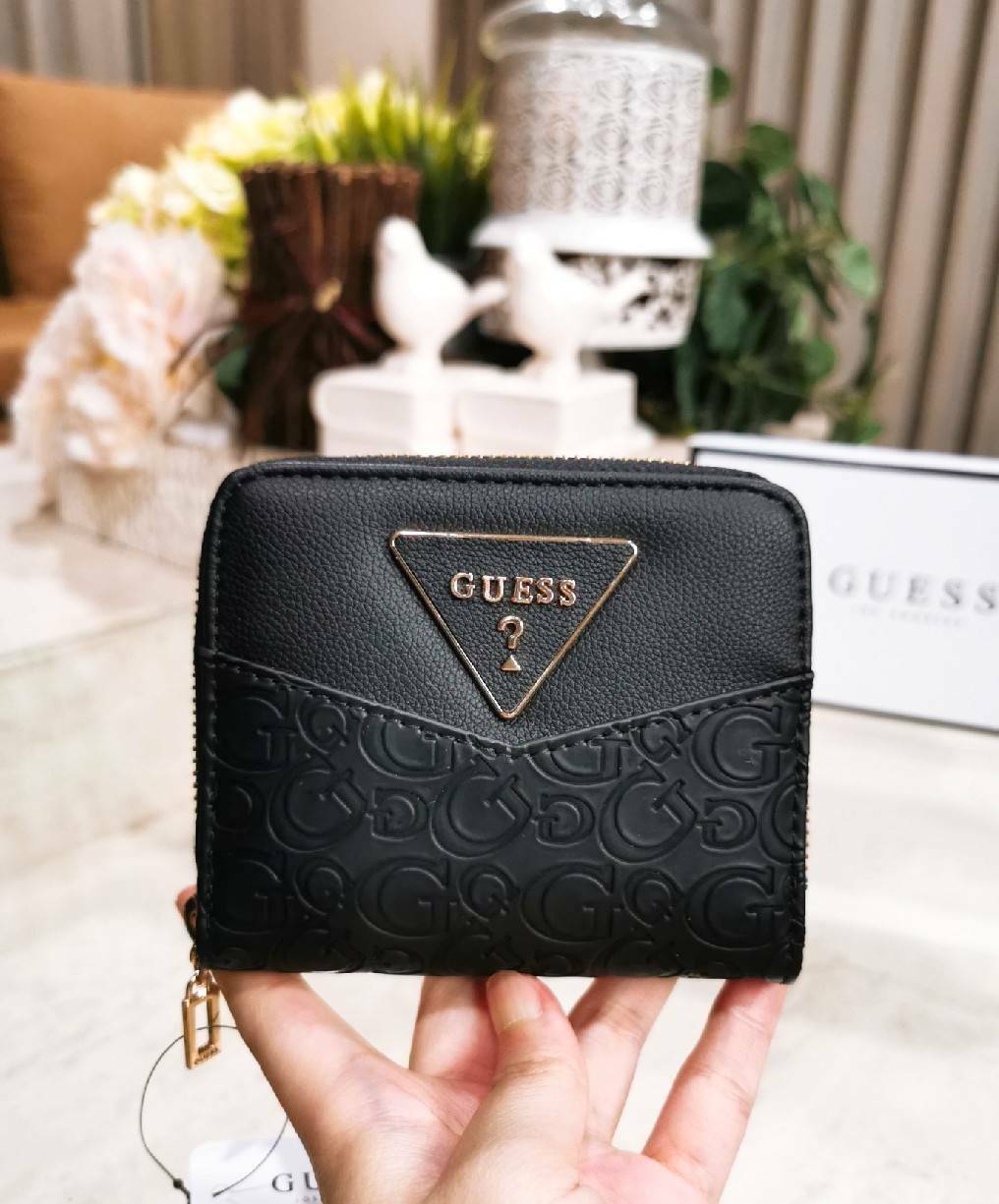 NEW ARRIVAL! GUESS FACTORY WOMEN'S SHORT WALLET กระเป๋าสตางค์สั้นรุ่นใหม่ล่าสุดไอเท็มแนะนำวัสดุหนังปั้มโลโก้รอบใบสวยอยู่ทรงด้านหน้าประดับโลโก้แบรนด์ ภายในมีทั้งช่องใส่ธนบัตร ช่องใส่เหรียญ ช่องใส่บัตรหลายช่อง ใส่เเบงก์พันได้ค่ะ ภาพถ่ายจากสินค้าจริงมาพ
