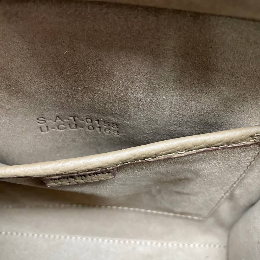 CELINE NANO LUGGAGE BAG IN DRUMMED CALFSKIN เกรดออริจินอล กระเป๋าสะพายรุ่นตามหา ขนาดกำลังดี เปิดปิดด้วยซิปอะไหล่ทองมีที่จับหนัง ด้านในกว้าง มาพร้อมช่องซิปอีกช่อง เป็นอีกทรงที่ฮิตมานานข้ามปี มาพร้อมสายยาวสะพายแบบ CROSSBODYได้ หรือจะถือออกงานก็สวยหรูอีกแบบ 