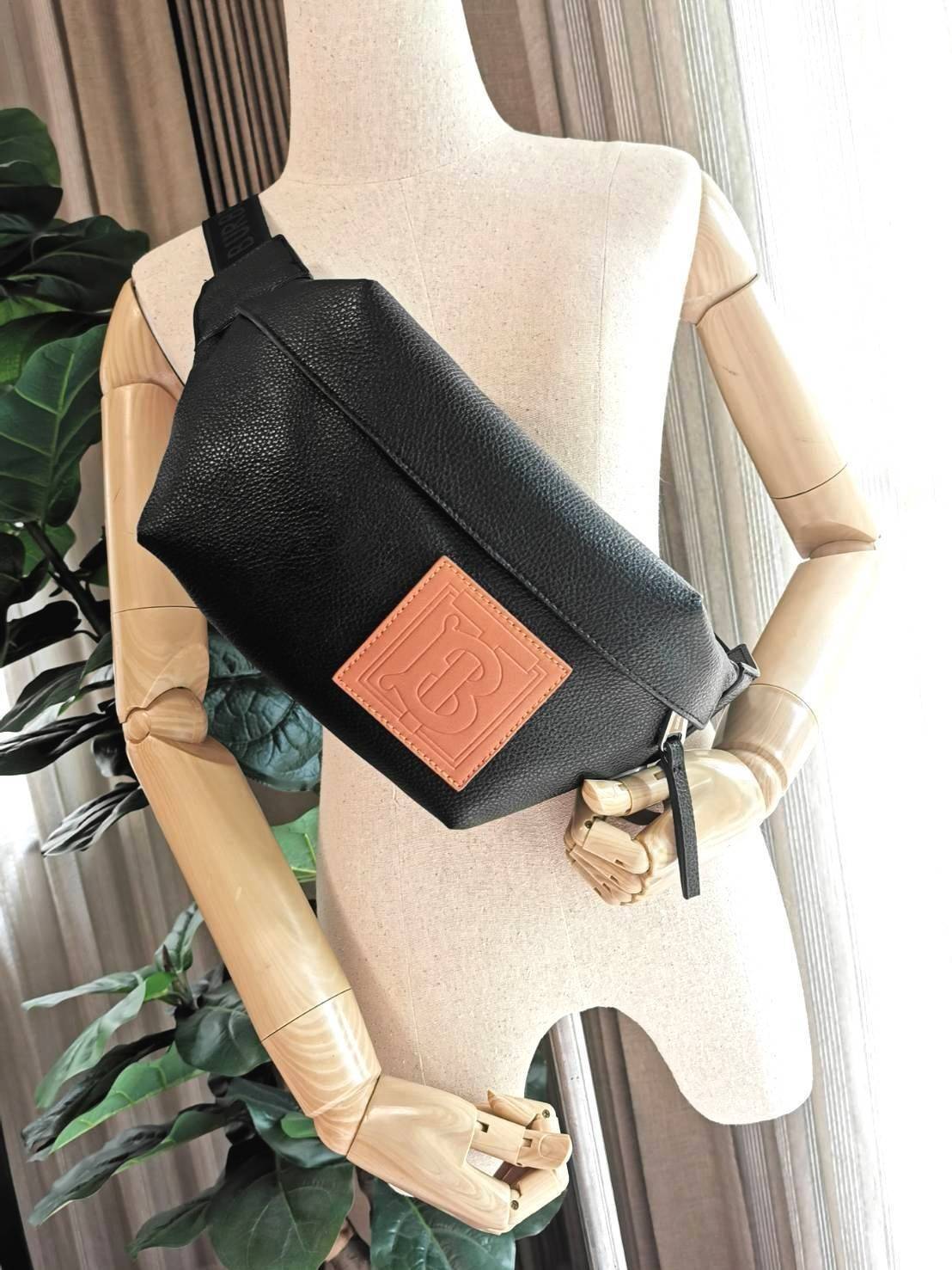 BURBERRY FRAGRANCES WAISTBAG VIP GIFT WITH PURCHASE (GWP) พรีเมี่ยมกิ๊ฟ Limited จากน้ำหอม BURBERRY วัสดุหนังแท้ CalfSkin หนังนิ่มสวยดูดีอยู่ทรงประดับโลโก้แบรนด์ด้านหน้า เปิดปิดด้วยซิปหัวซิปแบรนด์ ขนาดกำลังดี ภายในกว้างและจุค่ะ มีโลโก้ มีช่อง pocket ใช้ใส่