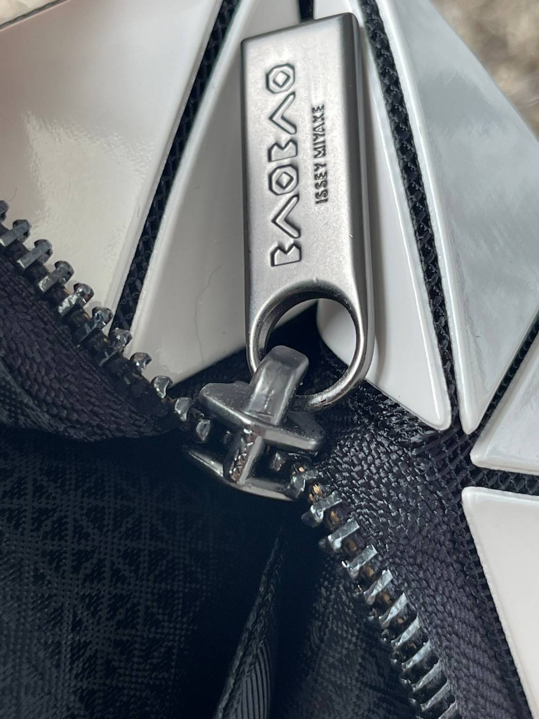 Bao Bao Issey Miyake ROCK MATTE ซีรีส์นี้จะเป็นทรงสี่เหลี่ยมผืนผ้า มีซิปปิดด้านบน ถือเป็นรุ่นที่เหมาะกับการใช้งานในชีวิตประจำวัน สามารถพับมุมและบริเวณด้านล่างของกระเป๋าเพื่อเพิ่มความสะดวกสบายในการใช้งาน ทั้งยังช่วยให้วางกระเป๋าในแนวตั้งได้อีกด้วย แผ่นต่อส