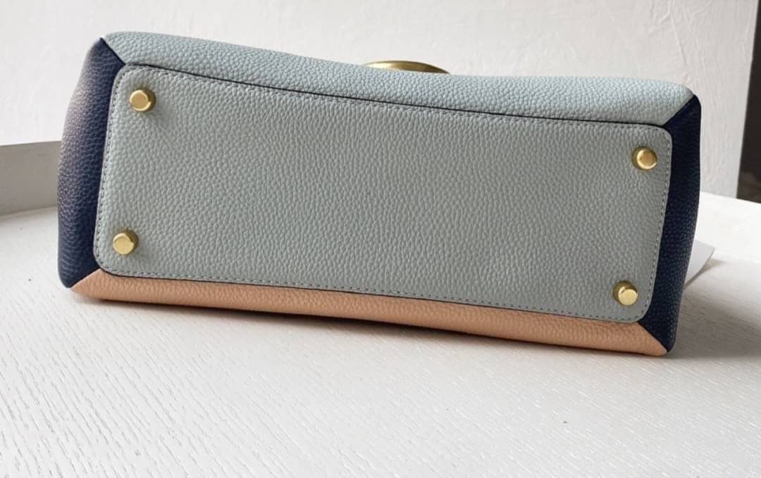 COACH Coated Canvas Signature May Shoulder Bag สวยที่สุดในระดับที่ใครๆก็ต้องเหลียวมอง!! คอลเลคชั่นใหม่ล่าสุด จัดไปสวยก่อนใครได้เลย กับกระเป๋าสะพายไหล่/ข้าง ดีไซน์สุดหรู ในราคาสุดคุ้ม วัสดุหนังแคนวาสสลับหนัง pepble นุ่ม เปิด-ปิดกระเป๋าด้วยกระดุมแม่เหล็ก มี