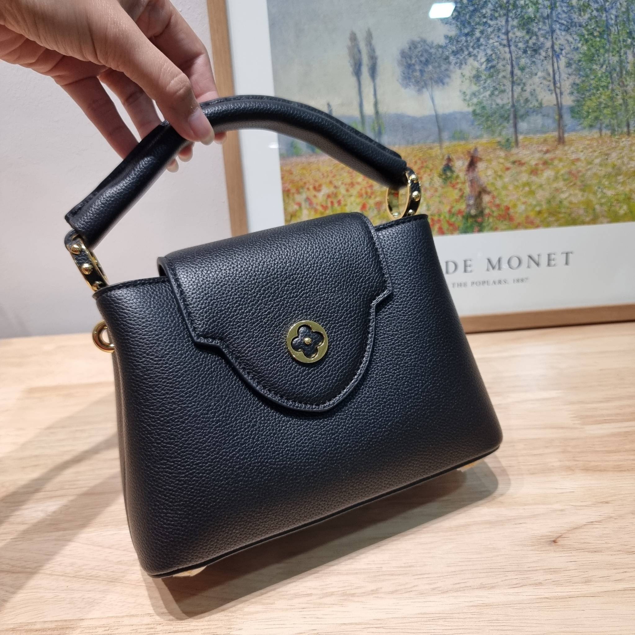 LV capucines mini top handle ที่สุดของความสวยในราคาเบาๆ กระเป๋าถือสุดหรู ดีไซน์ทรงคลาสสิค ที่รอบนี้มาในไซส์มินิ ดีงามม้ากกกก!!