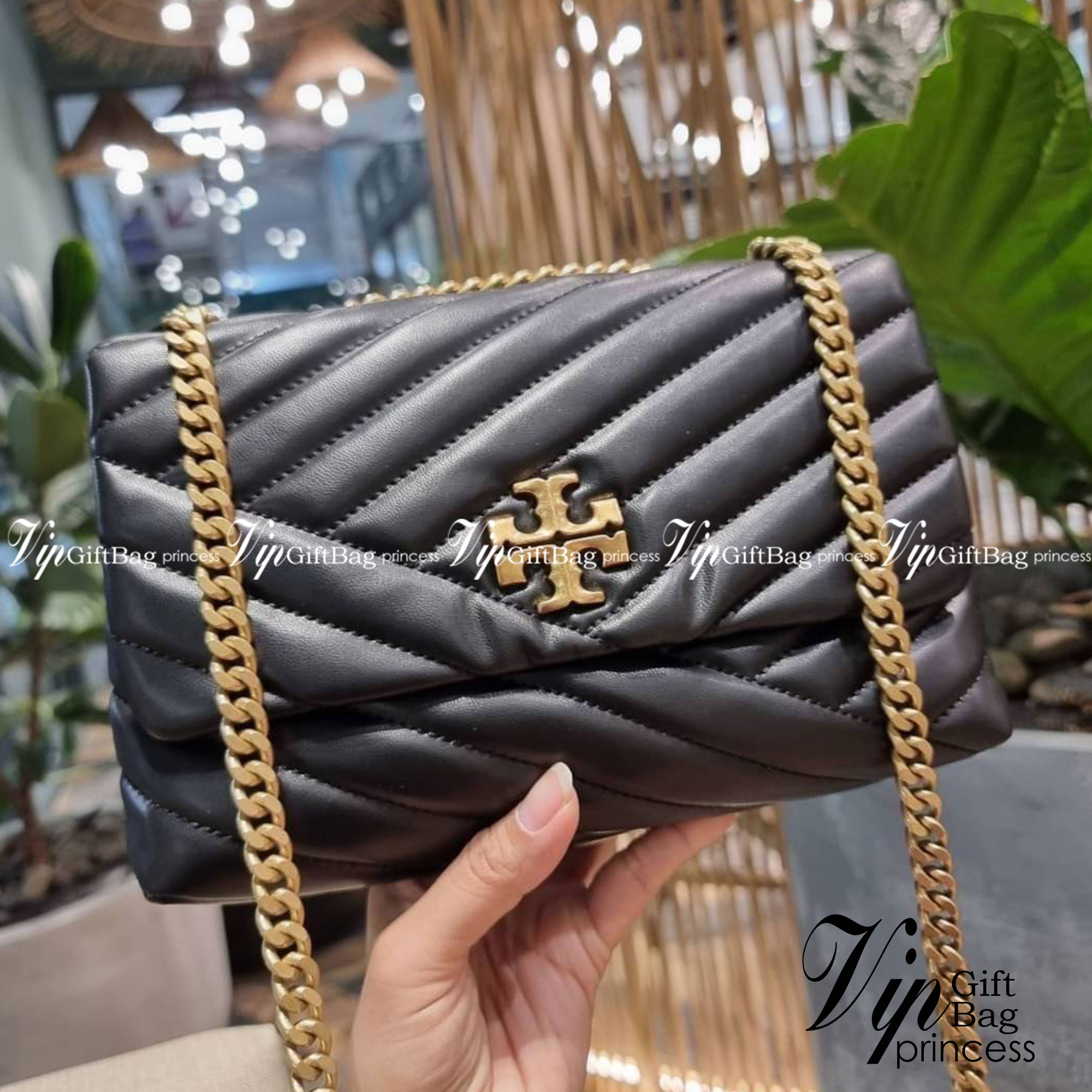 TORY BURCH KIRA CHEVRON CONVERTIBLE SHOULDER BAG (SMALL / MEDIUM) กระเป๋าสะพายรุ่นยอดฮิต ไซส์คลาสสิค ที่ใช้ยังไงก็ดูหรู ดีไซน์เฉพาะตัว วัสดุหนังแกะ สัมผัสนิ่ม เปิด-ปิดด้วยกระดุมแม่เหล็ก ภายในเป็นช่องโล่ง ใส่กระเป๋าสตางค์ มือถือ เครื่องสำอางค์ พาวเวอร์แบงค