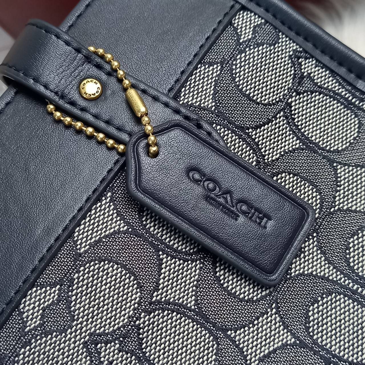 ใบนี้ ช่วยให้ชีวิตง่ายขึ้นเยอะเลย🌈🌺>>COACH FIELD TOTE 22 IN SIGNATURE JACQUARD(COACH C3865) 🍁กระเป๋าถือ สะพาย รุ่น Unisex ใช้ได้ทุกเพศวัย ขนาดเหมาะต่อการใช้งานในแต่ละวันมากๆ //วัสดุ jacquard ลาย signature ตกแต่งดีเทลด้วยหนังแ