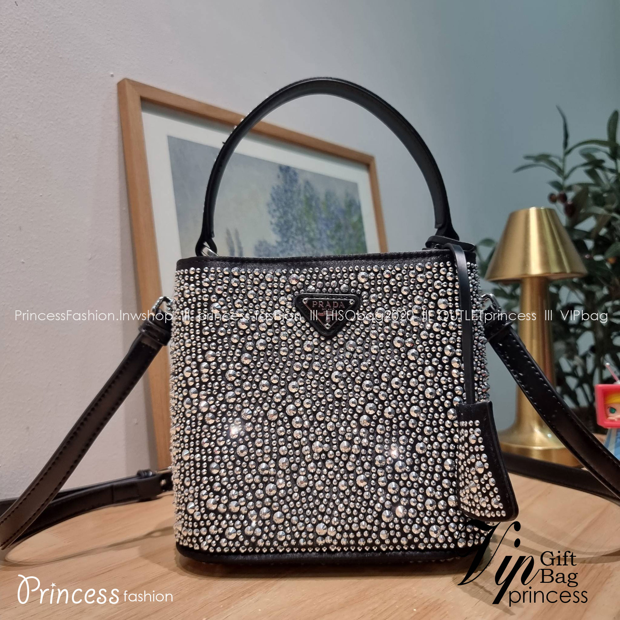 PRADA SMALL PANIER CRYSTAL EMBELLISHED TOTE BAG กระเป๋าสะพายทรงโท้ท ไซส์กำลังสวย หรูหรา โดดเด่น ถือออกงานก็ดูระยิบระยับเล่นแสง ทำให้ดูดีมีราคา มีสายคล้องในตัวและสายสะพายข้าง