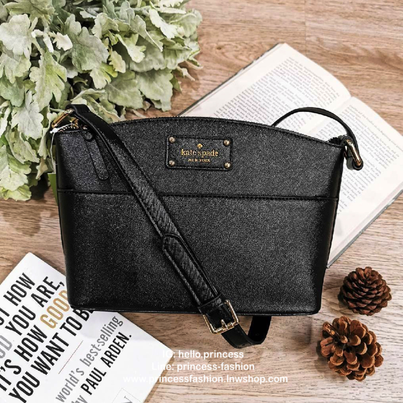 Kate Spade New York Cross Body Bag กระเป๋าสะพายรุ่นยอดนิยมจาก Kate Spade Factory วัสดุหนัง Saffiano สวยหรูอยู่ทรง ด้านหน้ามีโลโก้แบรนด์และช่องใส่ของ เปิดปิดด้วยซิปสะดวกใช้ ภายในมีช่องซิปและช่องใส่ของ รุ่นนี้สามารถใส่กระเป๋าสตางค์ใบยาว มือถือ ของจุกจิกได้เ