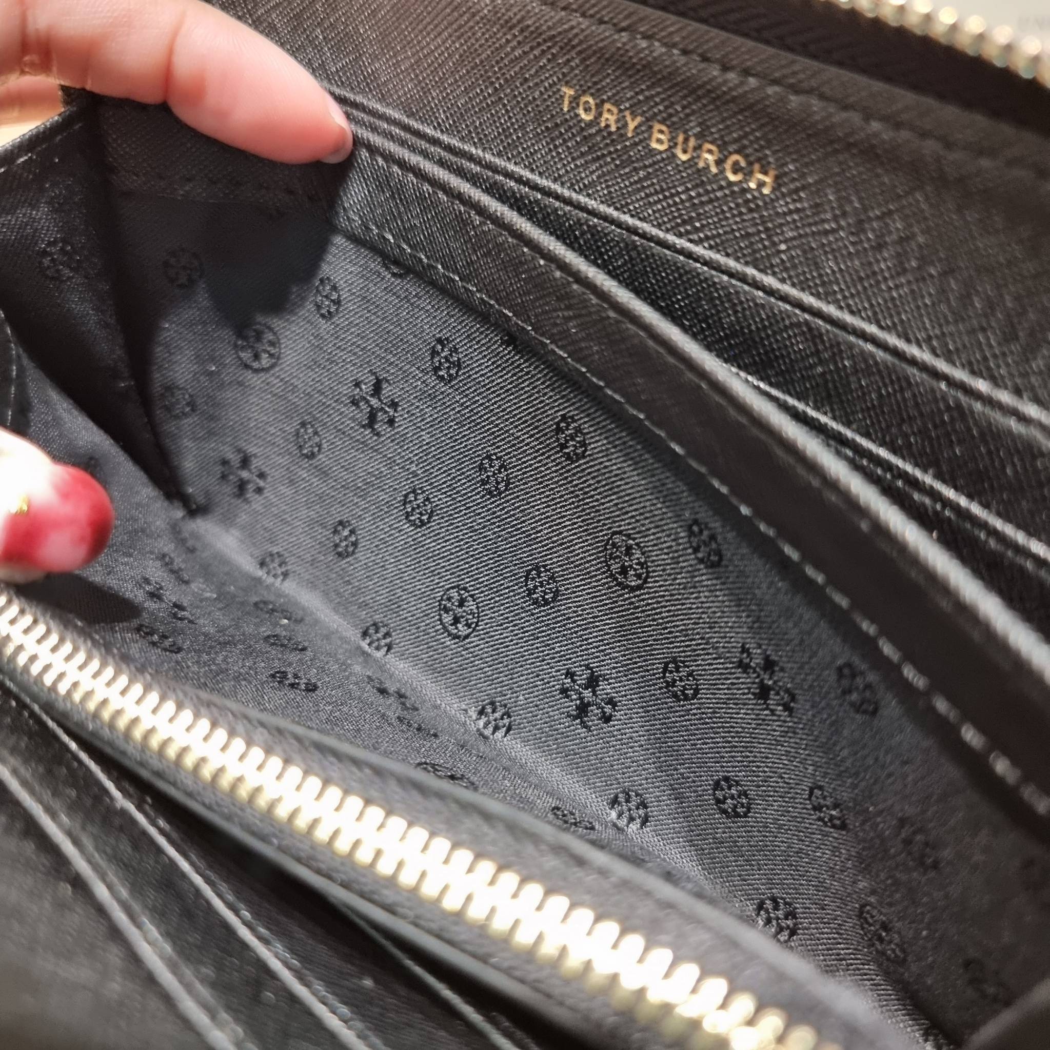 TORY BURCH ROBINSON MULTI GUSSET ZIP CONTINENTAL WALLET รุ่นหายาก พร้อมสีน่ารักน่าใช้ ต้อนรับเดือนแห่งความรัก!! กับกระเป๋าสตางค์ใบยาว ขนาดกำลังพอเหมาะ ดีไซน์เรียบหรู