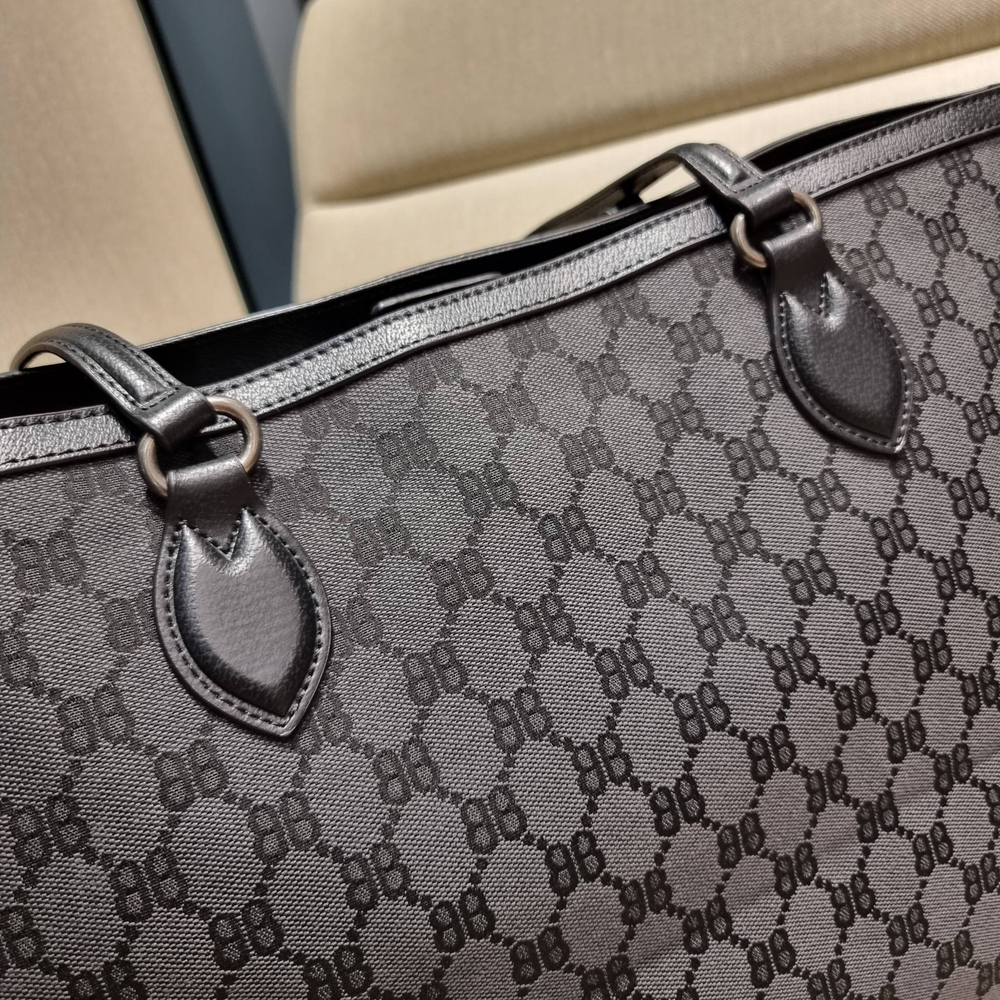 GG×BALEN MEDIUM OPHIDIA TOTE สุดครีเอท กับกระเป๋าช้อปปิ้งทรงโท้ท ใบใหญ่ สุดคุ้ม!! โดดเด่นด้วยลวดลายเพ้นท์กราฟฟิตี้ วัสดุผ้าแคนวาส ตัดแต่งเล่นขอบด้วยหนังแท้ ภายในโล่งกว้างมาก ใส่ของได้สบาย หิ้วไปเที่ยวต่างจังหวัด สะพายไปต่างประเทศตามใจ!! เลิศตรงที่ดีไซน์ใบ