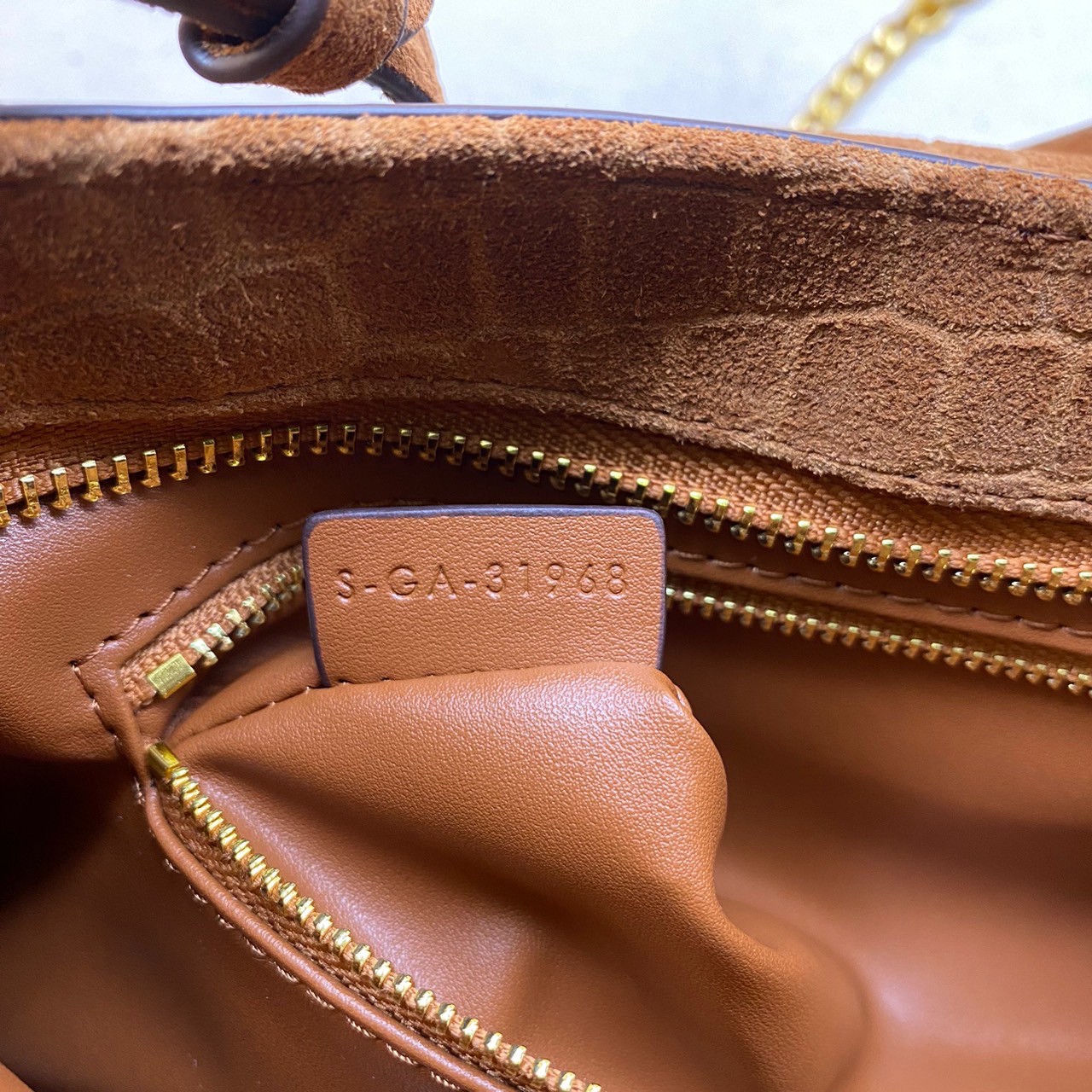 CELINE MEDIUM WILTERN BAG IN CROCODILE EMBOSSED SUEDE CALFSKIN / Celine hobo / Celine Bag พร้อมส่ง กระเป๋าถือ/สะพายโซ่อะไหล่ทองหรูหรา ทรงโฮโบ สวยผู้ดี ใช้งานง่าย โดดเด่นด้วยโลโก้สีทอง