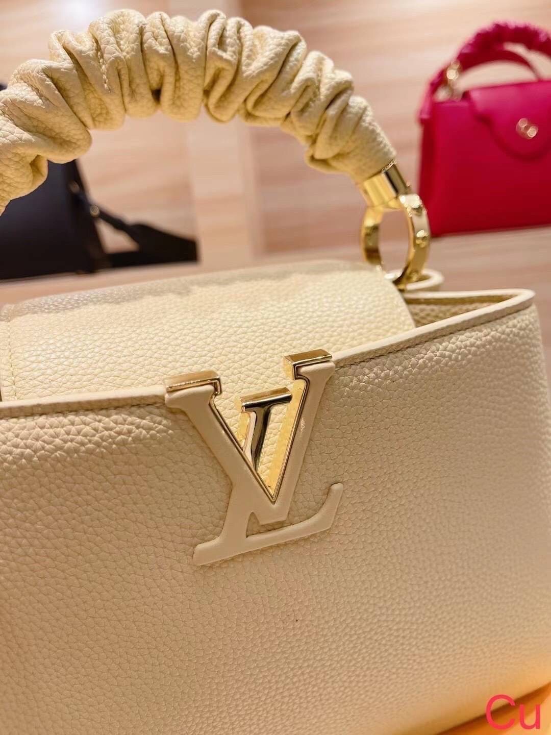 LV CAPUCINES BB top handle ที่สุดของความสวยในราคาเบาๆ กระเป๋าถือสุดหรู มาพร้อมหูจับหนังจับย่น ดีไซน์ทรงคลาสสิค ดีงามม้ากกกก!! ด้วยรูปทรงวินเทจ พร้อมส่งครบ box set ในราคาที่คุ้มที่สุด จัดเถอะค่า ยืนยันว่าสวยคุ้ม!!