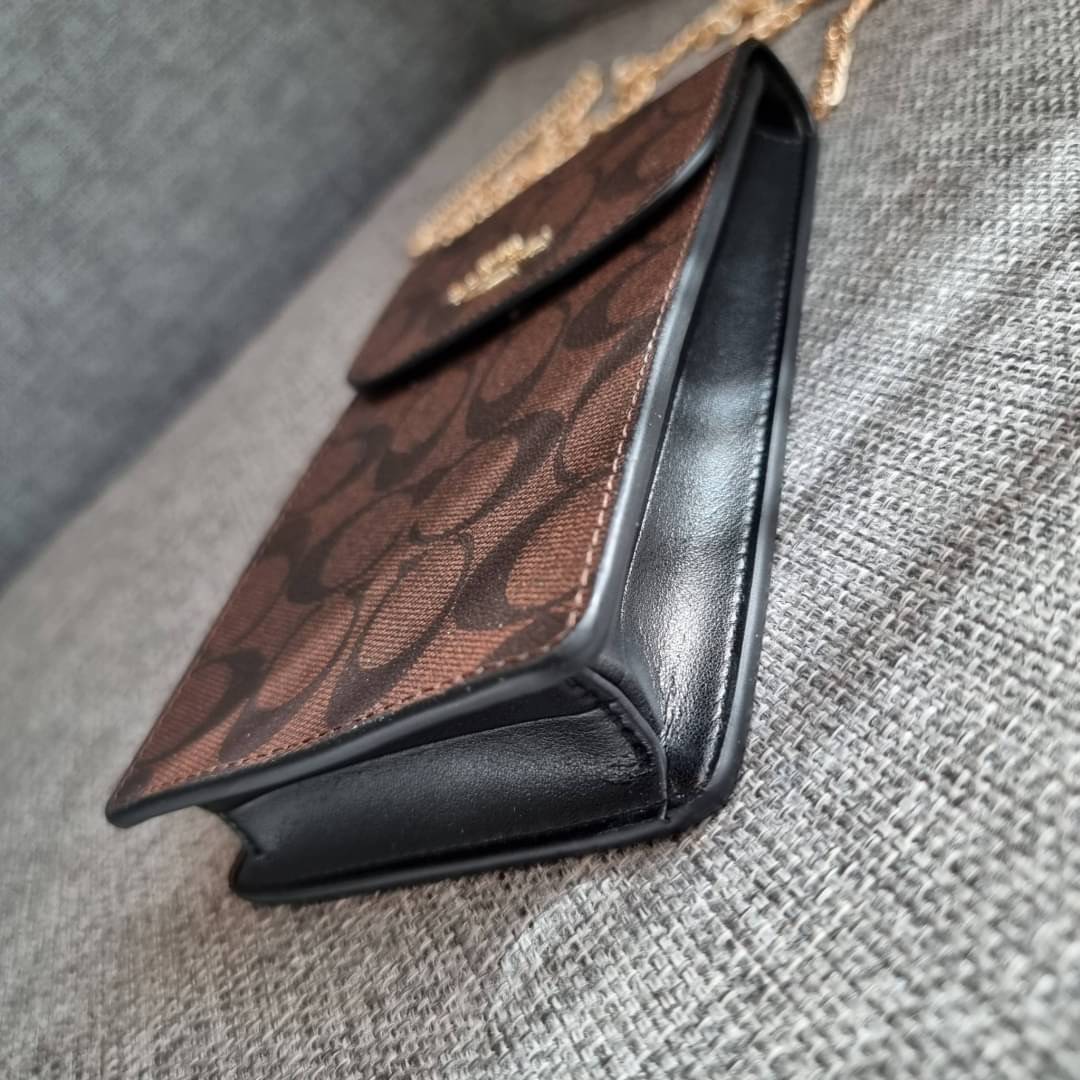 COACH NORTH/SOUTH PHONE CROSSBODY IN SIGNATURE CANVAS F55636 F39955 สุดคลาสสิคกับกระเป๋าสะพายเอนกประสงค์ Case phone ใส่โทรศัพท์มือถือได้ทุกรุ่น ดีไซน์ลายเอกลักษณ์ วัสดุหนังแคนวาสเคลือบลาย ฝาและภายในเป็นหนังสังเคราะห์เรียบ เปิด-ปิดด้วยกระดุม สายสะพายยาวประ