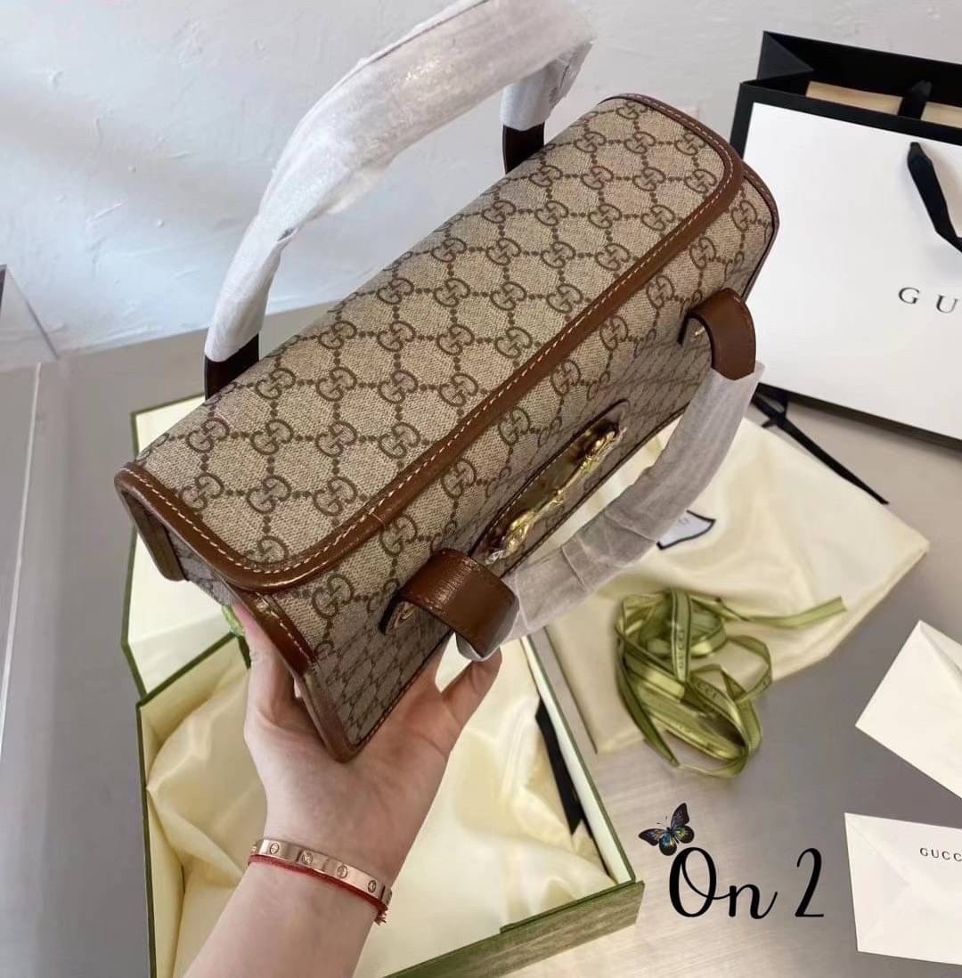 GUCCI Horsebit 1955 mini leather-trimmed printed coated-canvas tote / GUCCI Horsebit 1955 mini top handle bag กระเป๋าสะพายทรงกล่อง พร้อมสายสะพายยาว งานเปิดด้านบน หน้าติดอะไหล่ horsebit สีทองปั้มทุกจุด สวยหรูดูดีมากค่ะ
