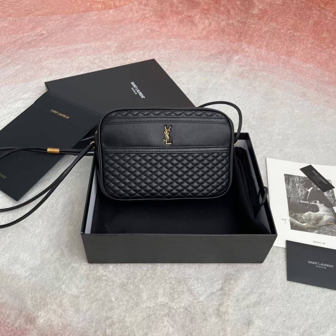 YVES SAINT LAURENT BAG กระเป๋าสะพายสไตล์วินเทจทรงเหลี่ยม งานหนังแท้สวย โทนสีดำคาสสิก หนังฟูสวยมากค่ะ ภายในโล่งจะสะพายไหล่ CROSSBODY ก็ดูดี สินค้ามาพร้อมถุงผ้าและกล่องแบรนด์พร้อมส่งที่ไทยราคาสุดคุ้ม สาวก YSL ห้ามพลาด!