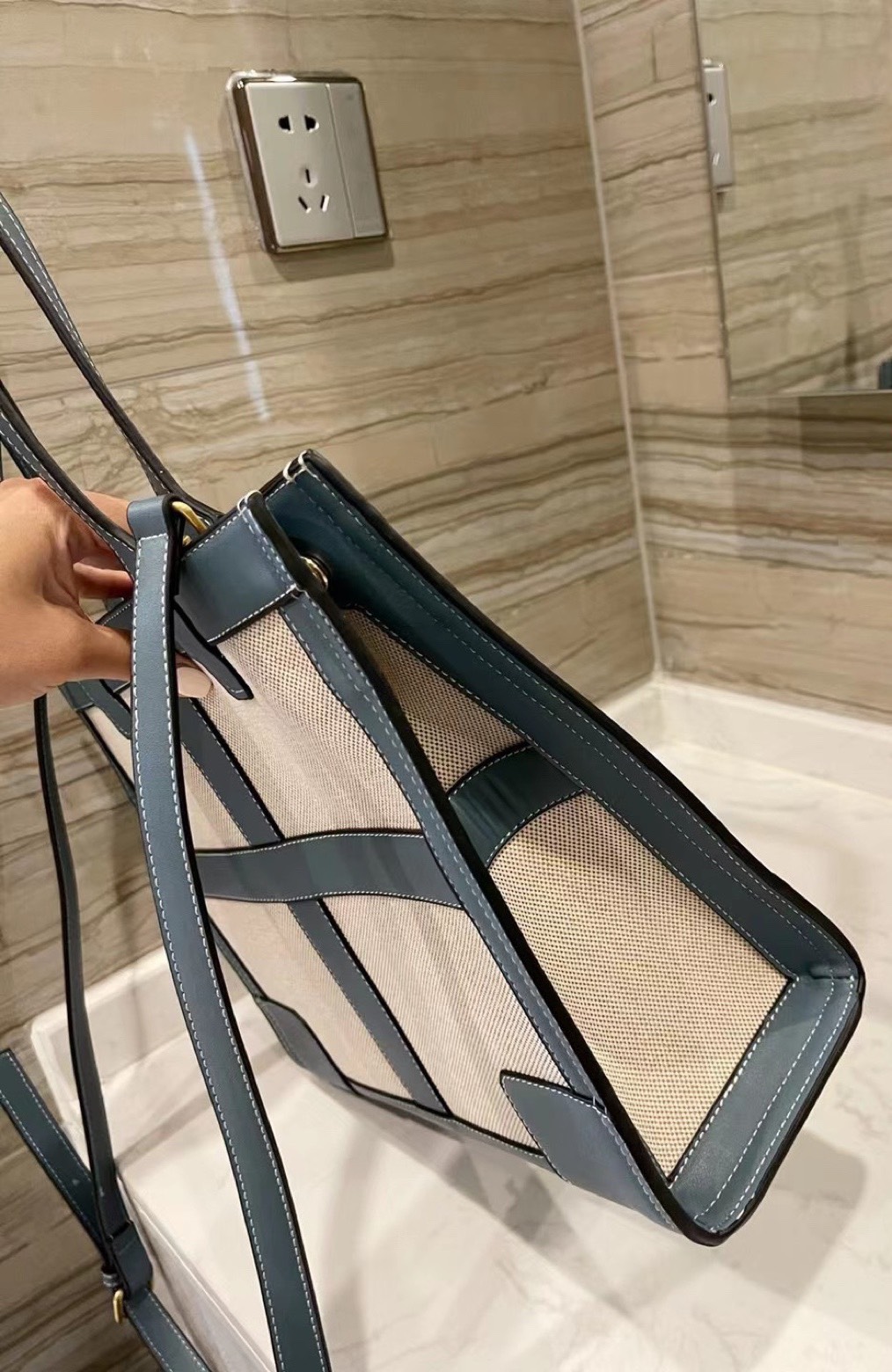 Tory burch ella canvas quadrant tote กระเป๋าสำหรับใช้ในวันที่มีกิจกรรมทางการ เช่น วันที่ไปเยี่ยมลูกค้าของบริษัทหรือประชุมสำคัญ อันดับแรกที่ควรคำนึงถึงเลยคือ "ความสุภาพของสีกระเป๋า" ในวันสำคัญเช่นนี้คุณควรเลือกกระเป๋าที่มีโทนสีเรียบง่ายสีสันไม่ฉู