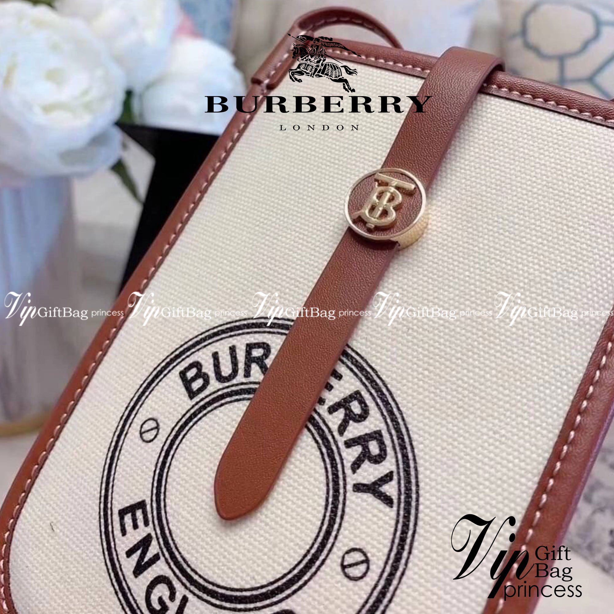 BURBERRY FRAGRANCES CROSSBODY BAG / BURBERRY PHONE BAG งานผ้าแคนวาสอย่างดีตัดขอบหนัง มีช่องใส่บัตรด้านหลัง น่ารักตะมุตะมิ ใส่บัตรใส่ของจุกจิกใส่โทรศัพท์ได้ น่ารักไปอีกจ้า วัสดุ Canvas & Leather สวยหรูอยู่ทรงมีโลโก้แบรนด์ด้านหน้า มีสายคาดประดับแบรนด์ ด้านห