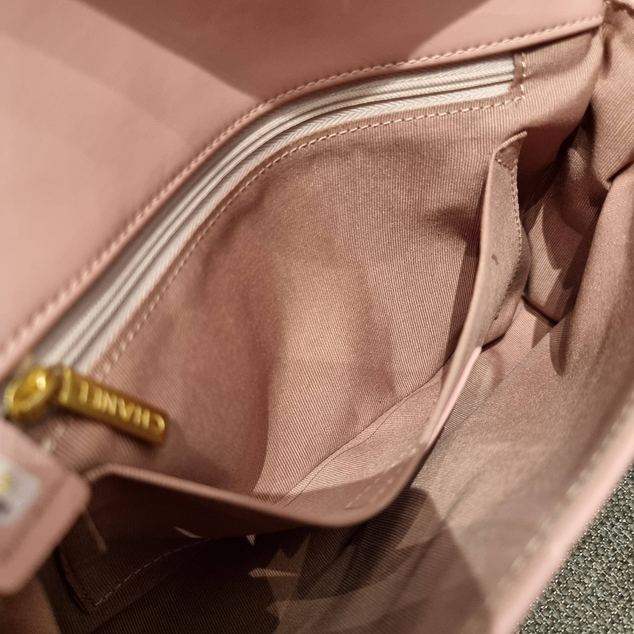 VIP 】สวยหรูพร้อมเสิร์ฟ!! กับไอเท็มสุดเลิฟจาก Chanel กระเป๋าสะพายที่สุดของความคุ้มค่า วัสดุหนังแกะนิ่มเต็มใบ เปิด-ปิดกระเป๋าด้วยตัวบิดล็อค ภายในกระเป๋าบุผ้าสวยหรู มีช่องโล่งกว้างจุของได้สบาย ใส่โทรศัพท์ กระเป๋าสตางค์ได้ มีช่องซิป 1 ช่อง ช่องย่อย 1 ช่อง ดีเ