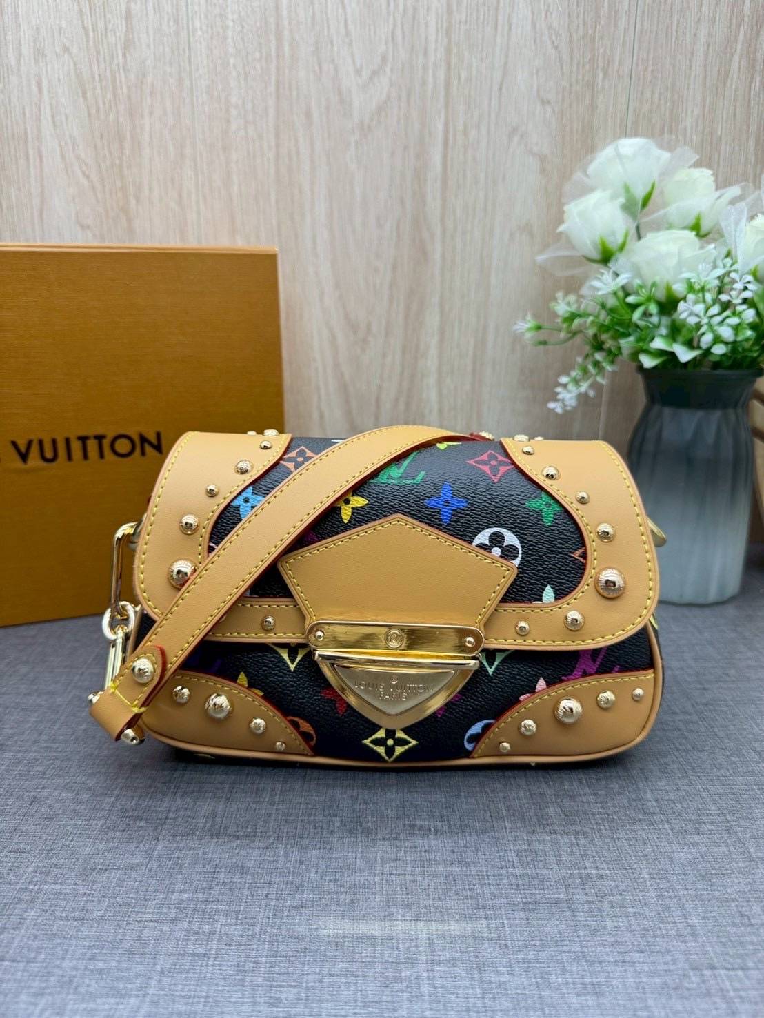 ORI หนังแท้ | Lv Marilyn White Multicolor Monogram Canvas Shoulder Bag กระเป๋าสะพายสไตล์วินเทจ ดีไซน์สีสันสดใสน่ารัก มีชีวิตชีวา โดดเด่นด้วยตัวล็อคด้านหน้าแบบกดขนาดใหญ่ จะถือแบบคล้องแขนหรือสะพายไหล่ก็ได้