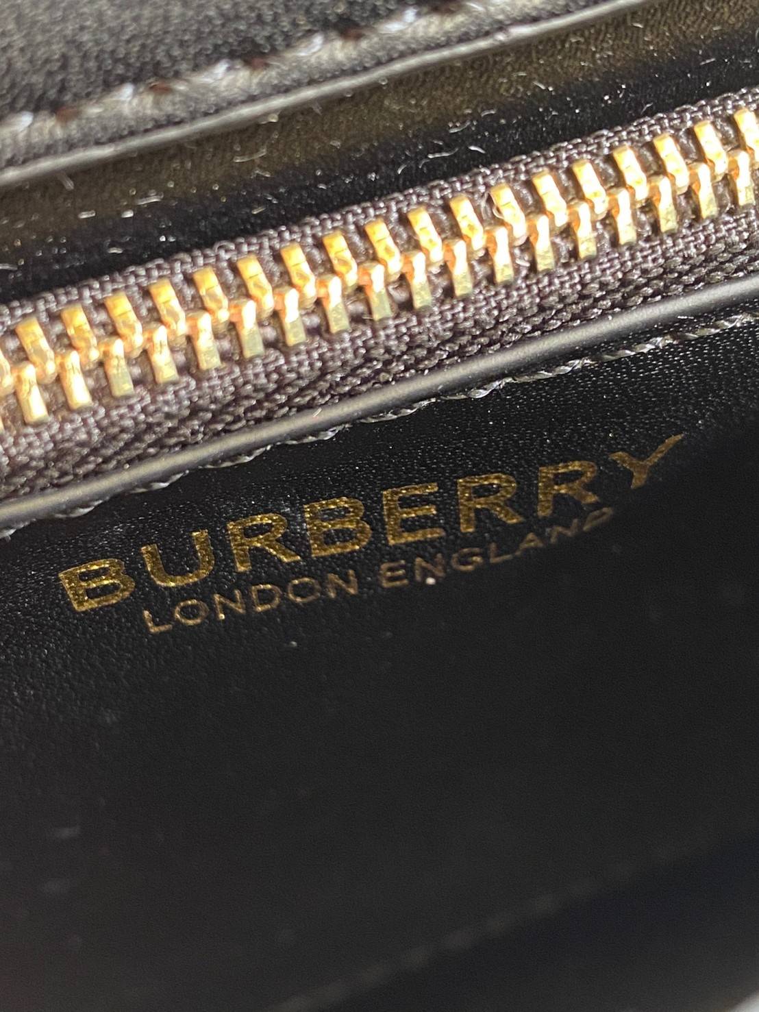 BURBERRY FRAGRANCES CROSSBODY BAG VIP GIFT WITH PURCHASE (GWP) กระเป๋าสะพายพรีเมี่ยมกิ๊ฟ Limited Edition จากน้ำหอม BURBERRY DUTY FREE วัสดุ Calfskin หนังเรียบสวยอยู่ทรงดีไซน์ยอดนิยมประดับโลโก้แบรนด์ทองด้านหน้า เปิดปิดด้วยฝาปิดสัญลักษณ์ตัวB ภายในมีช่องแบ่ง