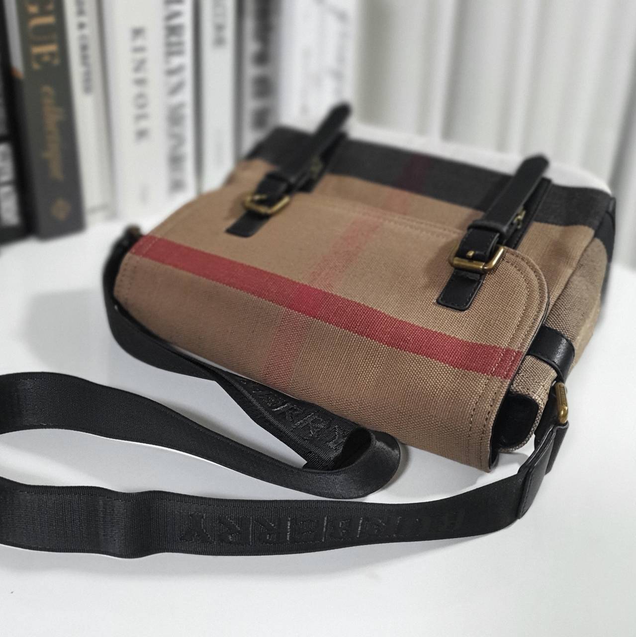 พร้อมเป็นของขวัญ มอบให้คุณผู้ชายแล้วค่ะ สำหรับ BURBERRY MASSENGER VINTAGE BAG VIP GIFT WITH PURCHASE (GWP) พรีเมี่ยมกิ๊ฟ Limited Edition จากBURBERRY วัสดุผ้าแคนวาสโทนสีสุภาพ คลาสสิค ด้ายหลังมีช่องกระดุมใหญ่ ตัวกระเป๋าเปิดปิดด้วยตัวล็อค ภายในมีช่องแยก2ช่อง