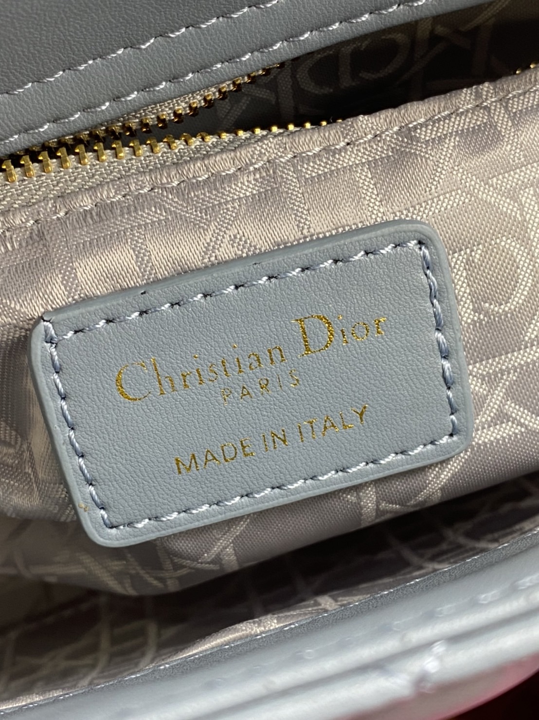 หนังแท้ DIOR LADY BAG 20cm ความสง่างามอีกหนึ่งรุ่นของ Dior รูปทรงสีเหลียม ขนาดกระทัดรัด ตั้งอยู่ทรง ฐานกระเป๋าแข็งแรง มีหมุดรองฐาน ดีไซน์ที่มีเอกลักษณ์เฉพาะตัว ด้านหน้าตกแต่งด้วยตัวอักษร D.I.R ห้อยเป็นพวงกุญแจ จะถือด้วยมือหรือสะพายไหล่ก็ดูดีมากๆ ค่ะ