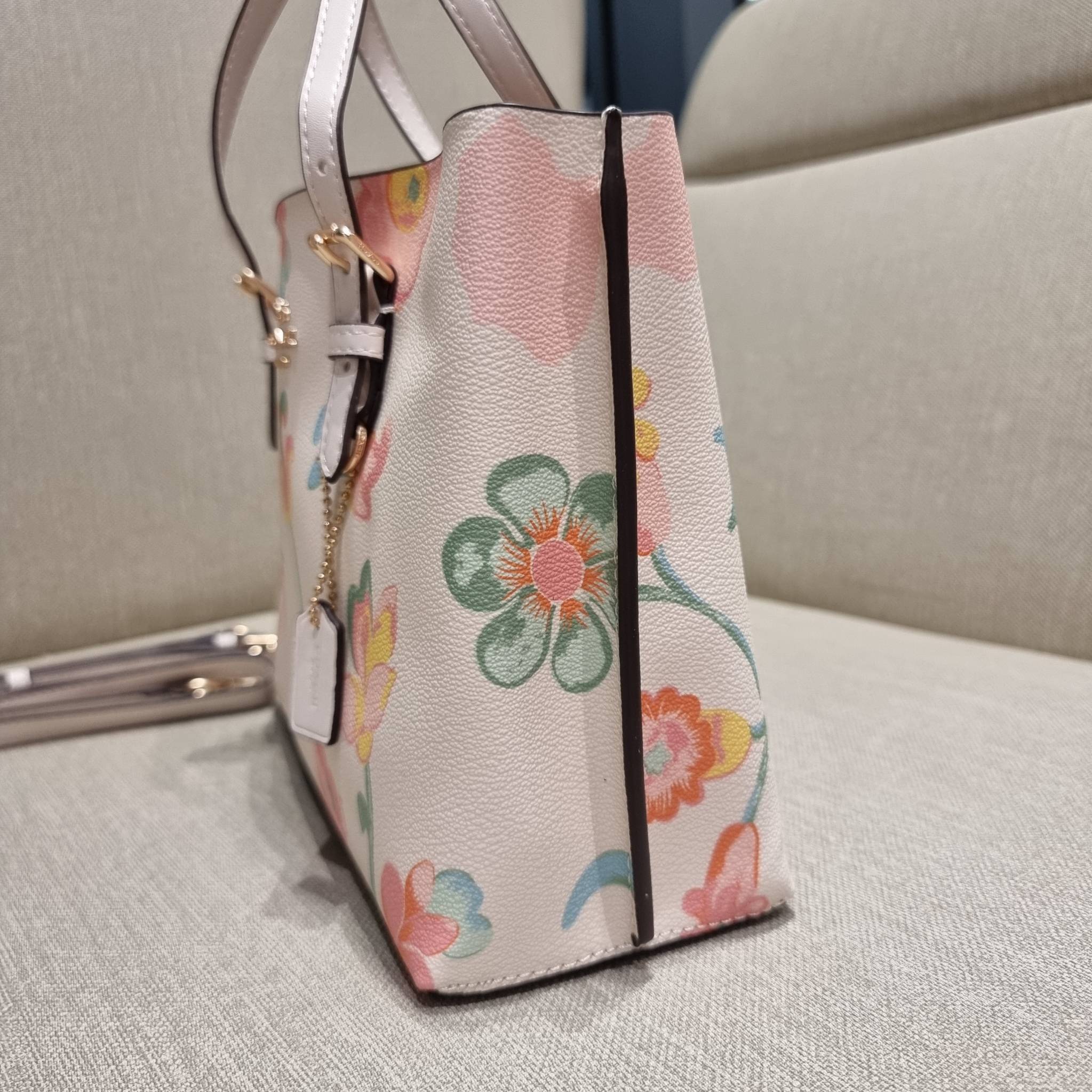 COACH C8217 MOLLIE TOTE 25 WITH DREAMY LAND FLORAL PRINT คอลใหม่ล่าสุด ยังไม่เข้า shop ไทย สวยๆแบบไม่ต้องรอพรีฯให้ยาวนาน กับกระเป๋าโท้ทไซส์เล็กที่สาวๆต่างก็ต้องปักใจรัก สวยสมใจ ดีไซน์ลวดลายดอกไม้ คละเคล้าเต็มใบ ละมุน สดใส น่าใช้สุดๆ วัสดุหนังแคนวาส ภายในโ
