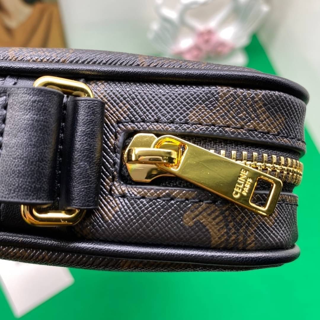 หนังแท้ CELINE Medium Messenger Bag In Triomphe Canvas With Celine Print In Black กระเป๋าทรงครอสบอดี้ วัสดุหนังแท้ทั้งใบ ขนาดกลางกำลังดี น้ำหนักเบา รูปทรงใช้งานง่าย ได้ทั้งหญิงชาย ภาพสินค้าถ่ายจากงานขายจริง ใช้งานต่างประเทศได้